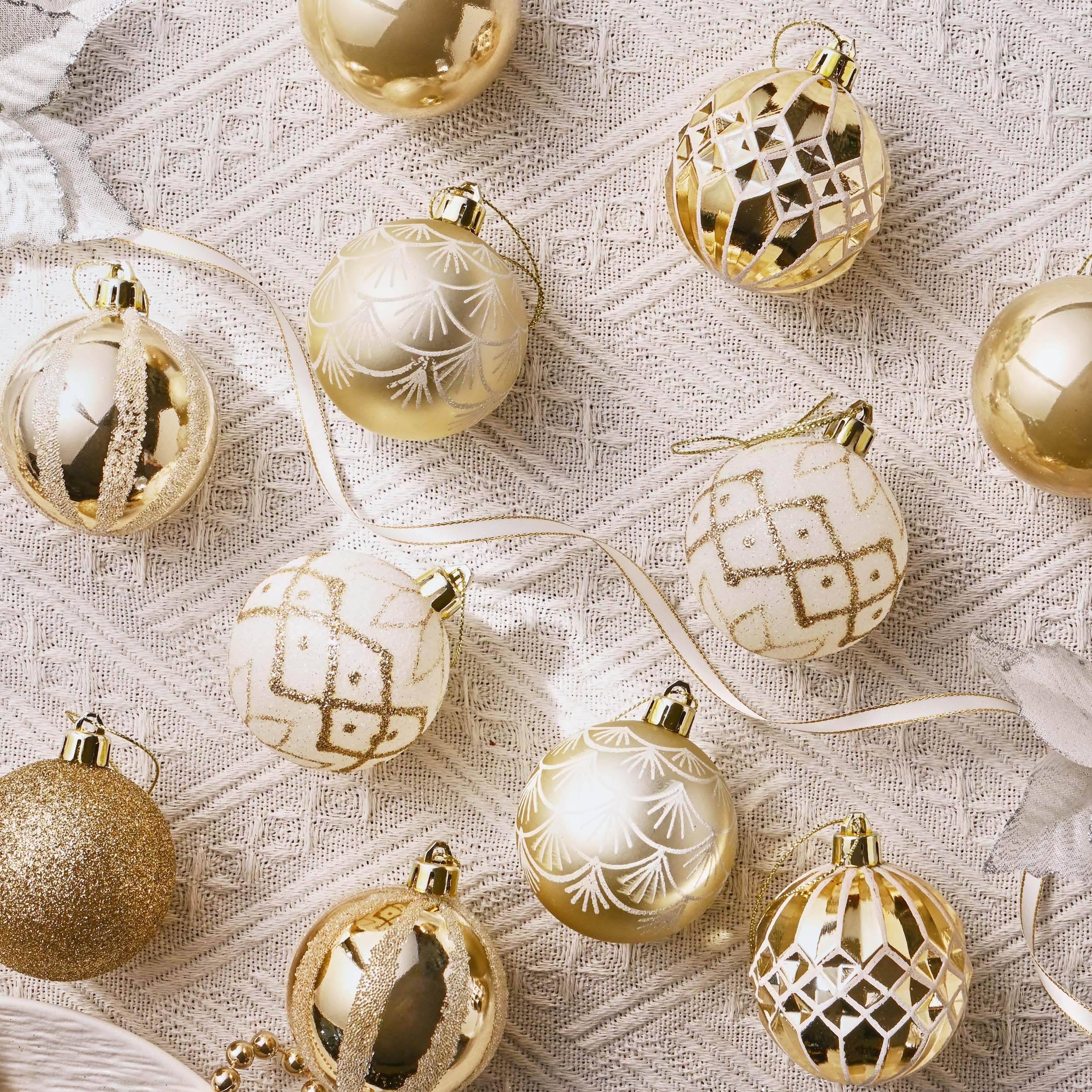 Valery Madelyn Lot de 30 boules de Noël - 5 cm - En plastique incassable - Décoration de Noël avec pendentif pour fête - Thème élégant - Blanc doré (M)