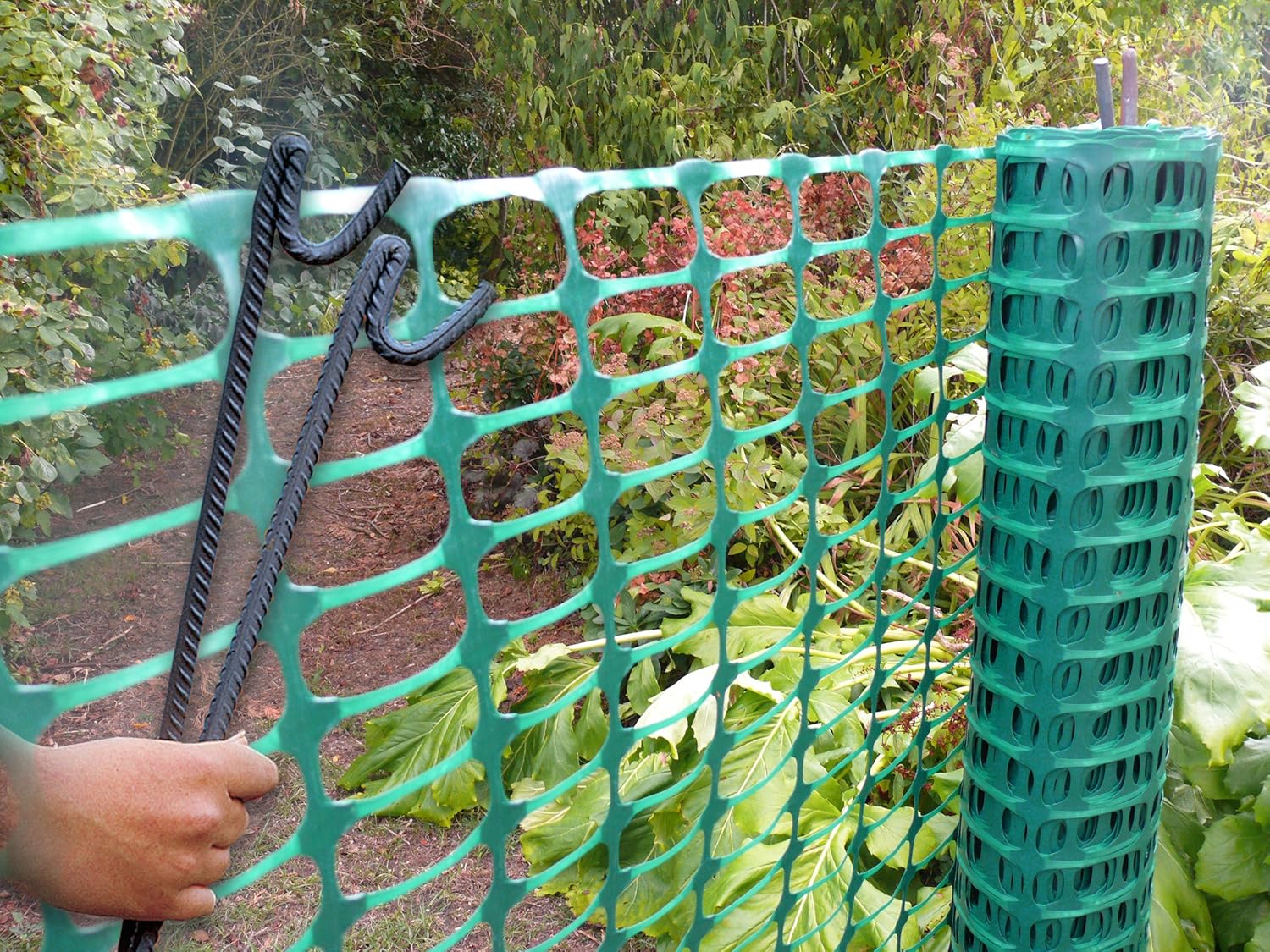Green Plastic Barrier Mesh Fencing 7KG 1m x 50m + 20 Steel