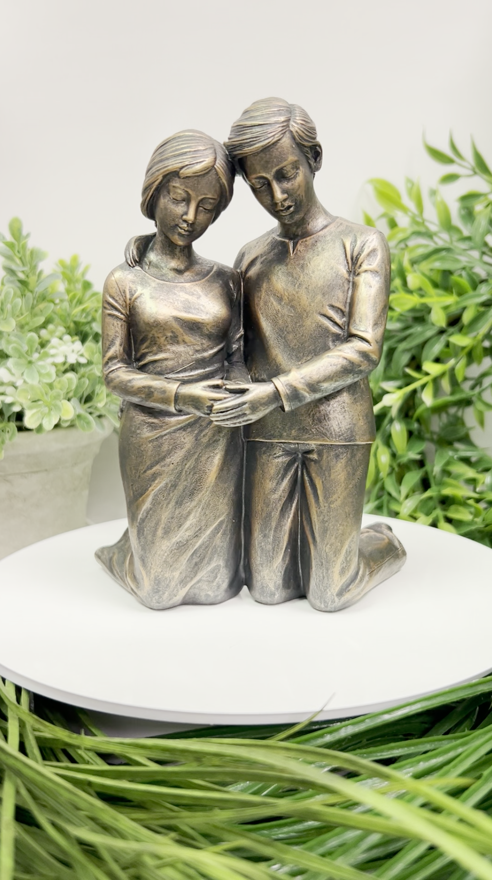 Estatua de pareja rezando en resina 6.25 pulg miniatura 7