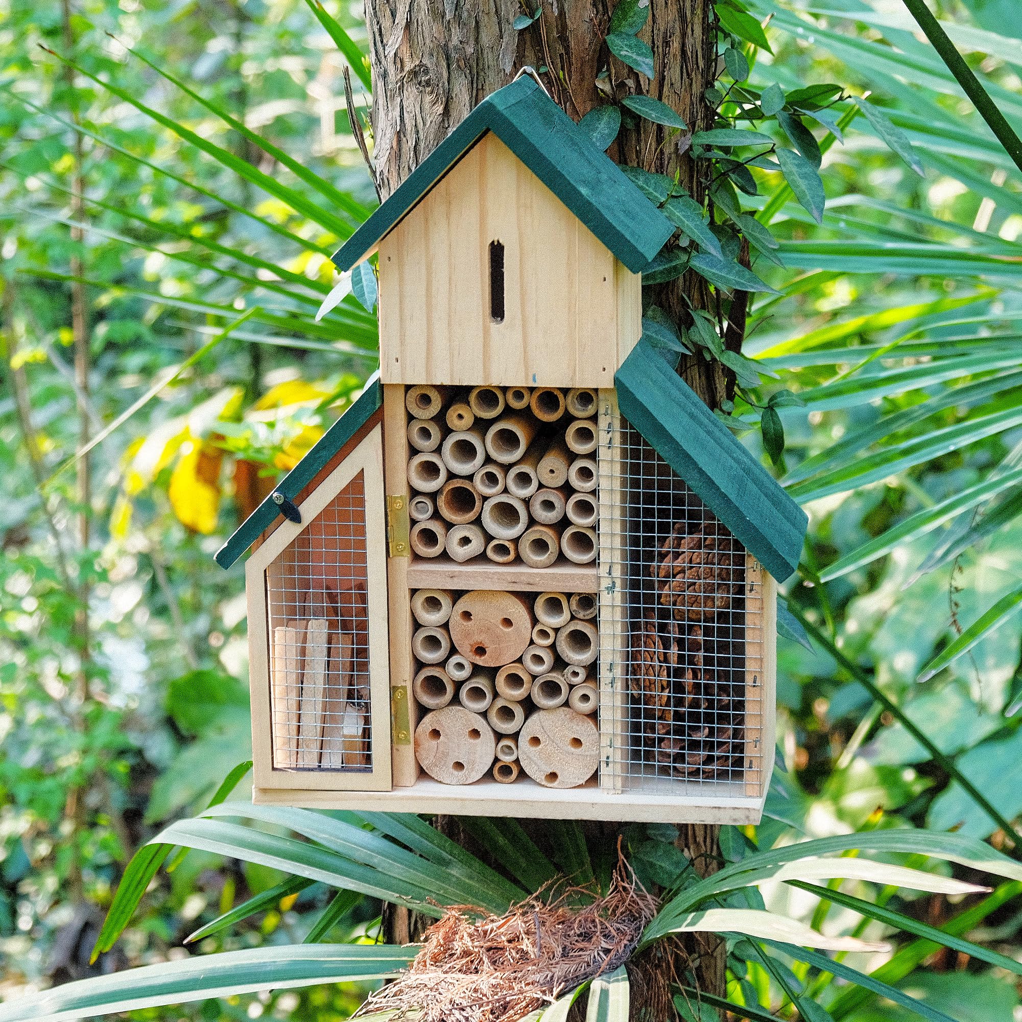 3-lagiges Insektenhaus aus Holz mit grünem Dach, mehrere Räume und Kapazität, Insektenhotel, ein hängender Lebensraum für Bienen, Schmetterling, Marienkäfer, Bienenkiste