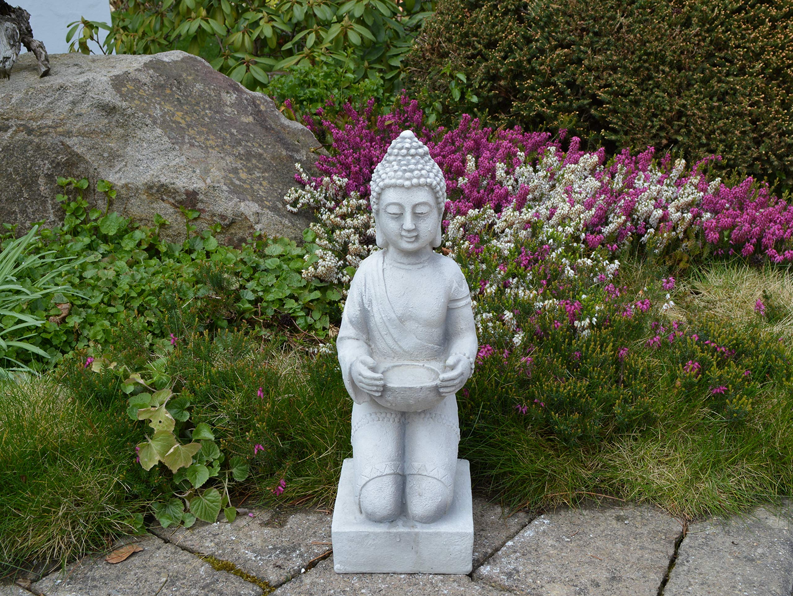 gartendekoparadies.de Buddha Statue auf einem Podest, Steinfigur aus Steinguss, Weißbeton, Frostsicher für Außenbereich, H. 43 cm, 9 kg (Grau)