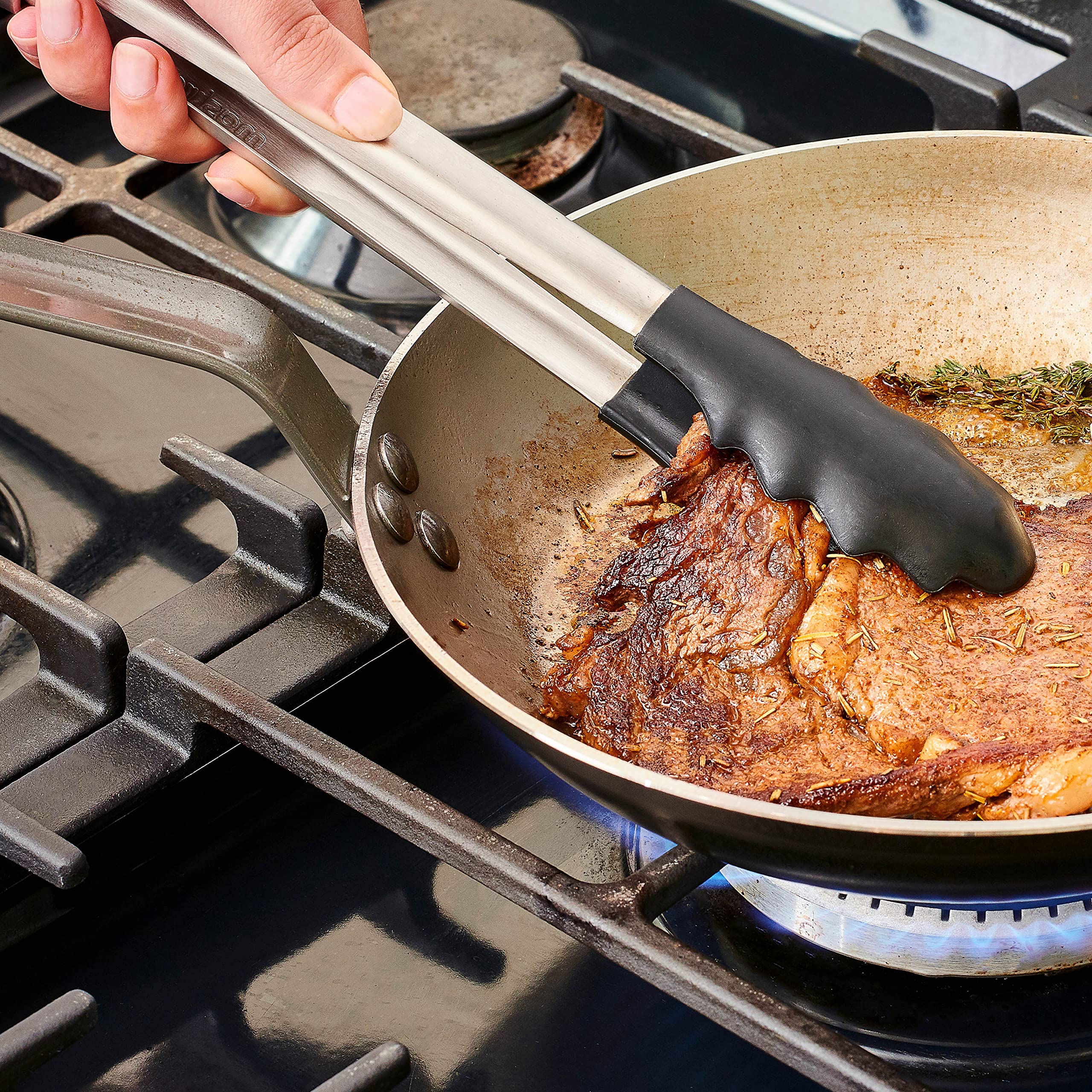 Mastrad - Pince De Cuisine - Multi-usages - Pince de Service - S'ouvre Et Se Ferme D'une Seule Main - Manche en Acier Inoxydable - Embouts en Silicone - Ne Raye Pas les Casseroles - 28 CM - Noire