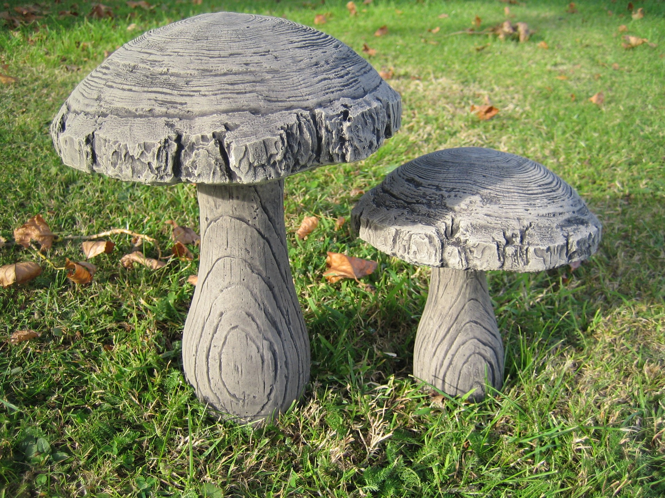 neilsstonecraft Stone Garden Mushroom Ornaments, Cast Stone Toadstools Set of 2, Outdoor Garden Decor, Large 27cm & Small 18cm, Woodland Patio Lawn Decoration