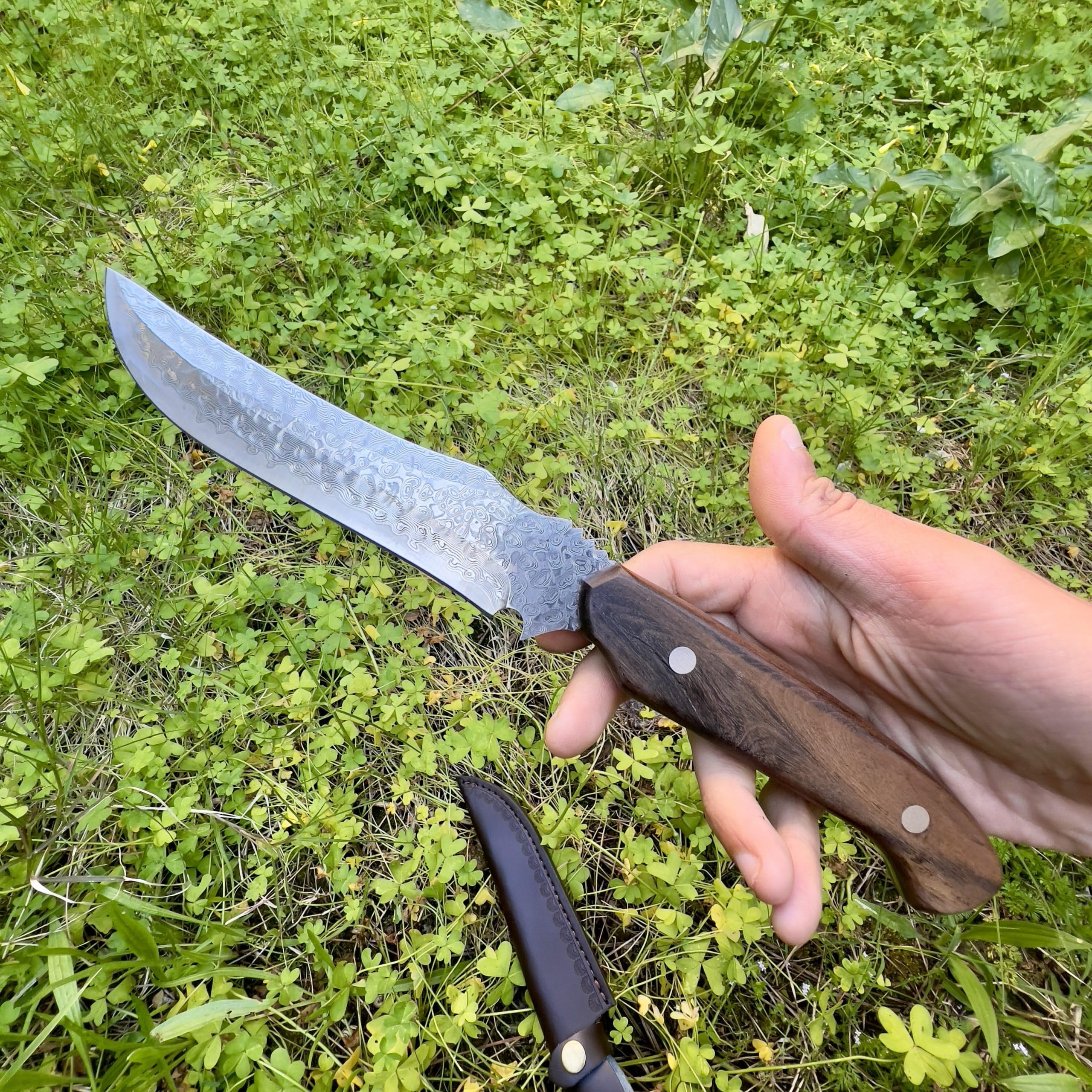 Gran Cuchillo Damasco Forjado a Mano hoja fija suminagashi japonés filo afilado mango de madera funda de cuero vegetal exterior camping senderismo regalo para hombre caza EDC artesanía tanto