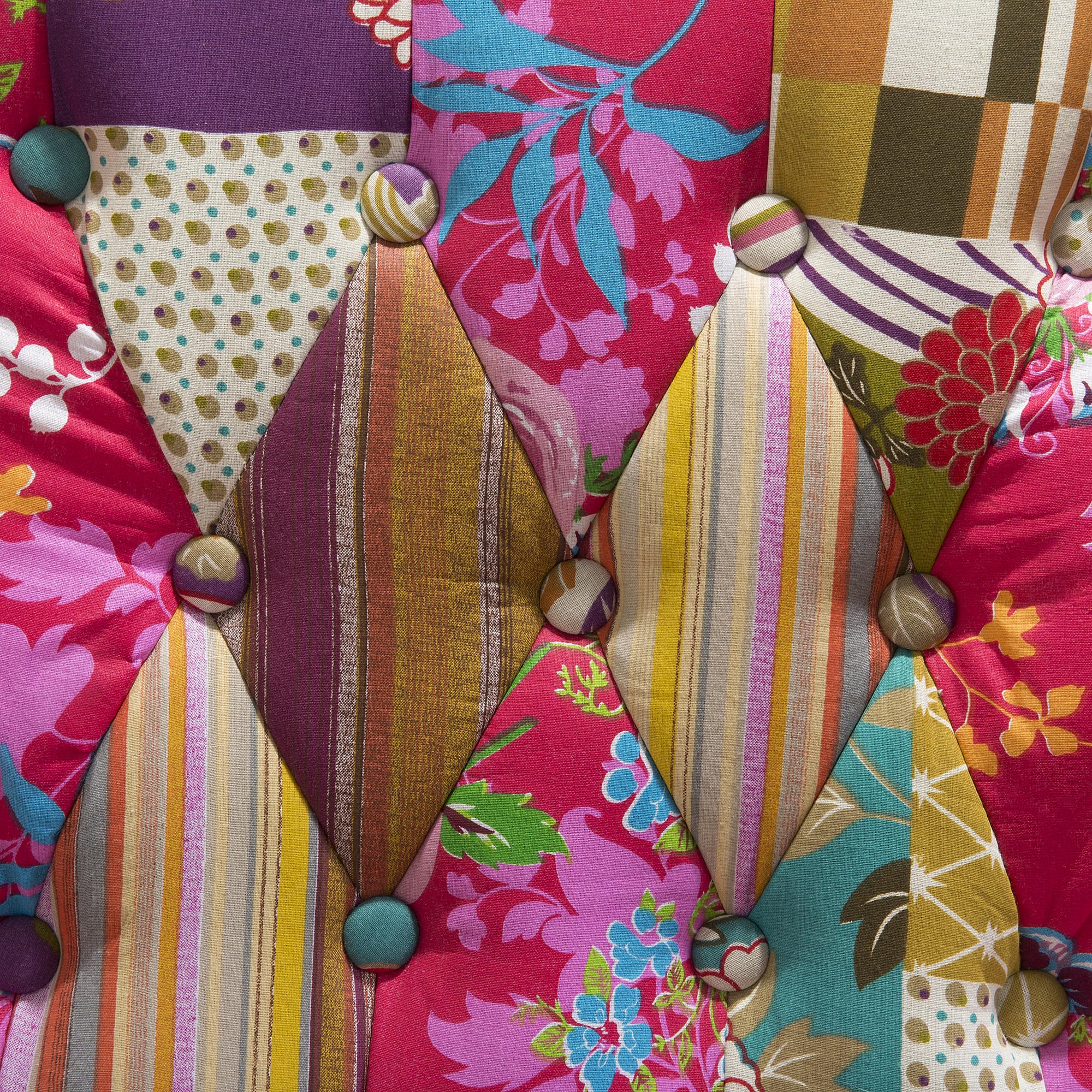 Beliani Sillón orejero tapizado en Tela Multicolor Patchwork Acolchado con Botones Patas de Madera Molde