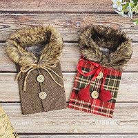Vista 6 de Tanlee 4 fundas de suéter de Navidad a cuadros para botellas de vino con cuello de piel sintética y diseño de capa de botón para decoraciones