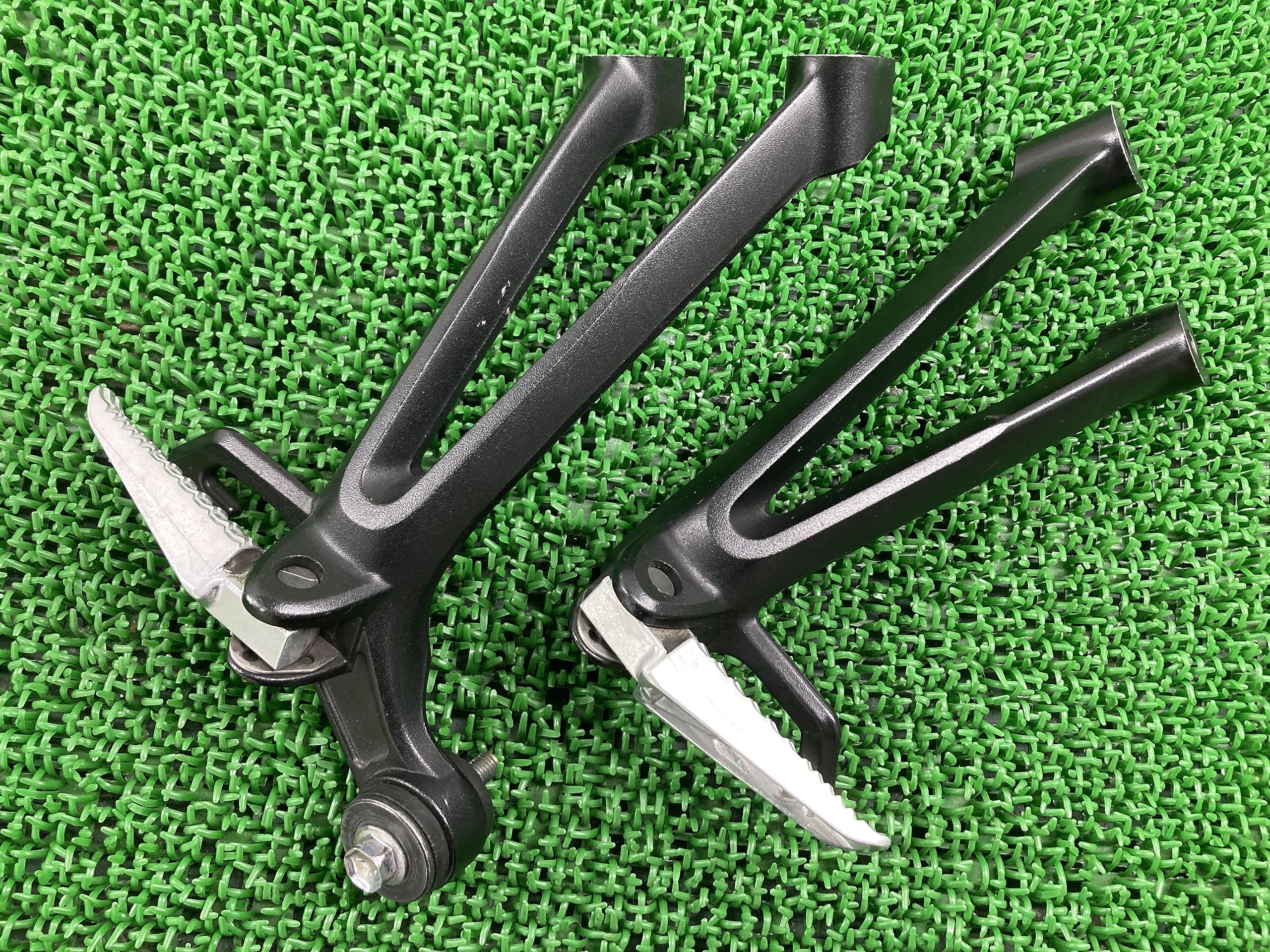 GSX-R600 タンデムステップ 右側 サイレンサー側 未使用 GSX-R600 タンデムステップ 右側 サイレンサー側 未使用