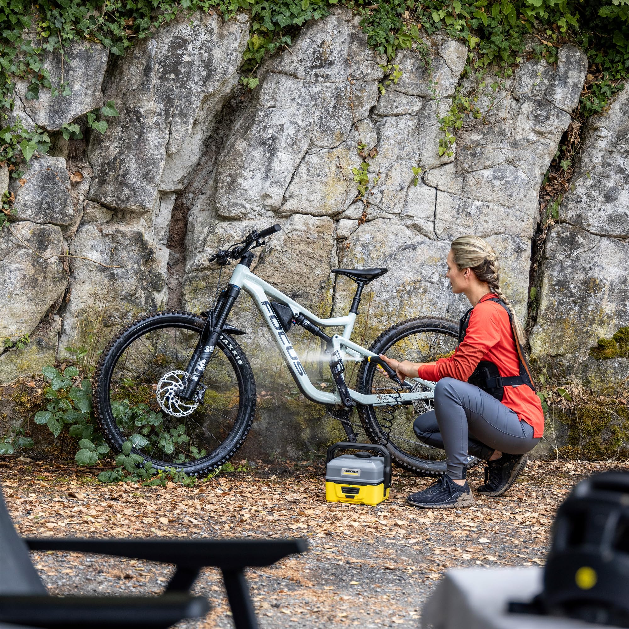 Kärcher Nettoyeur à Pression Mobile OC 3 + Kit Vélo, Débit : 2 L/h, Réservoir d'eau : 4 L, Tuyau : 2,8 m, Buse à Jet Plat, Brosse Universelle, Nettoyant, Bonnette Microfibres, Boîte de Rangement