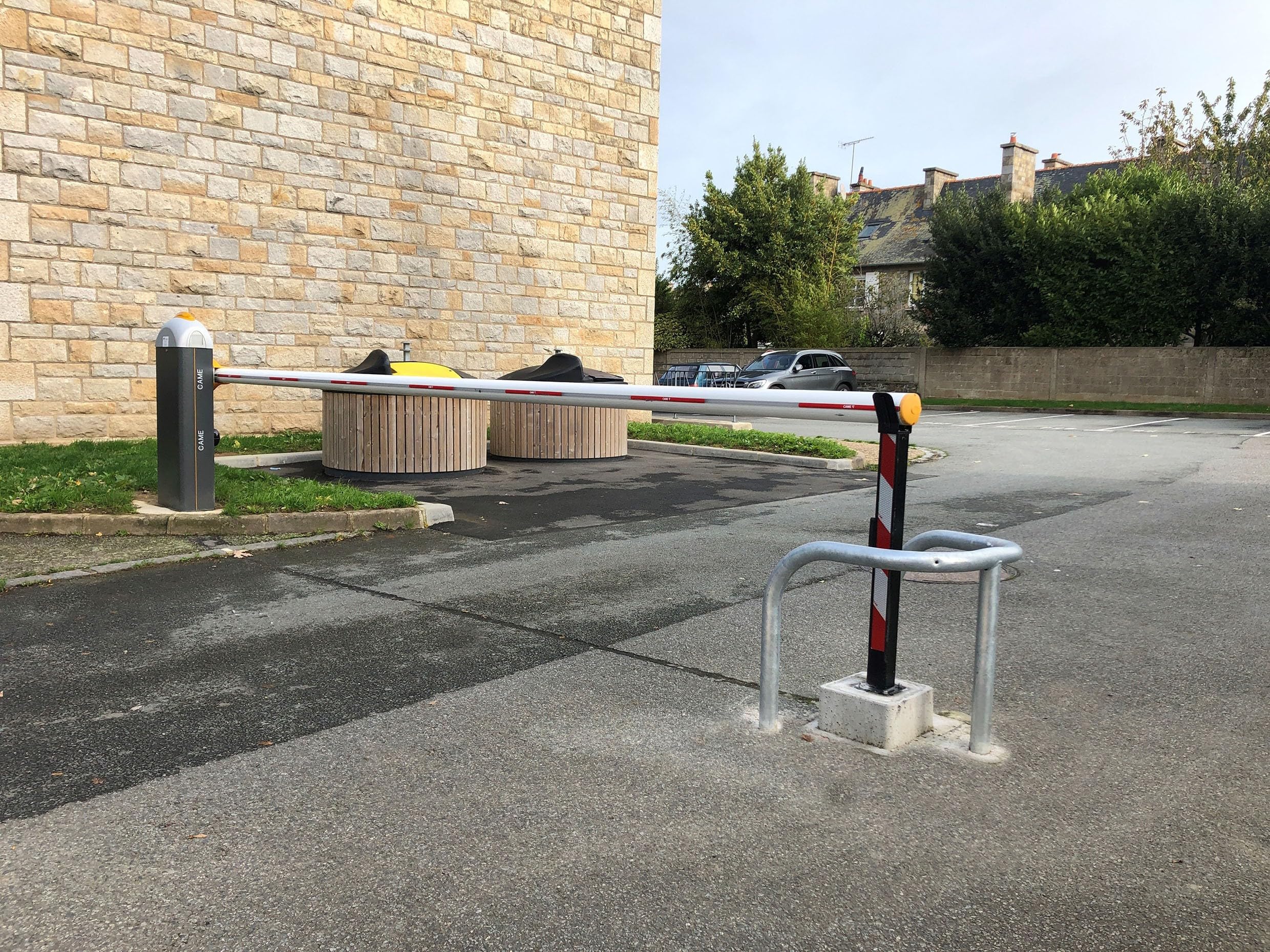 Etrier de protection pour poteau/barrière - 700x750mm - à sceller