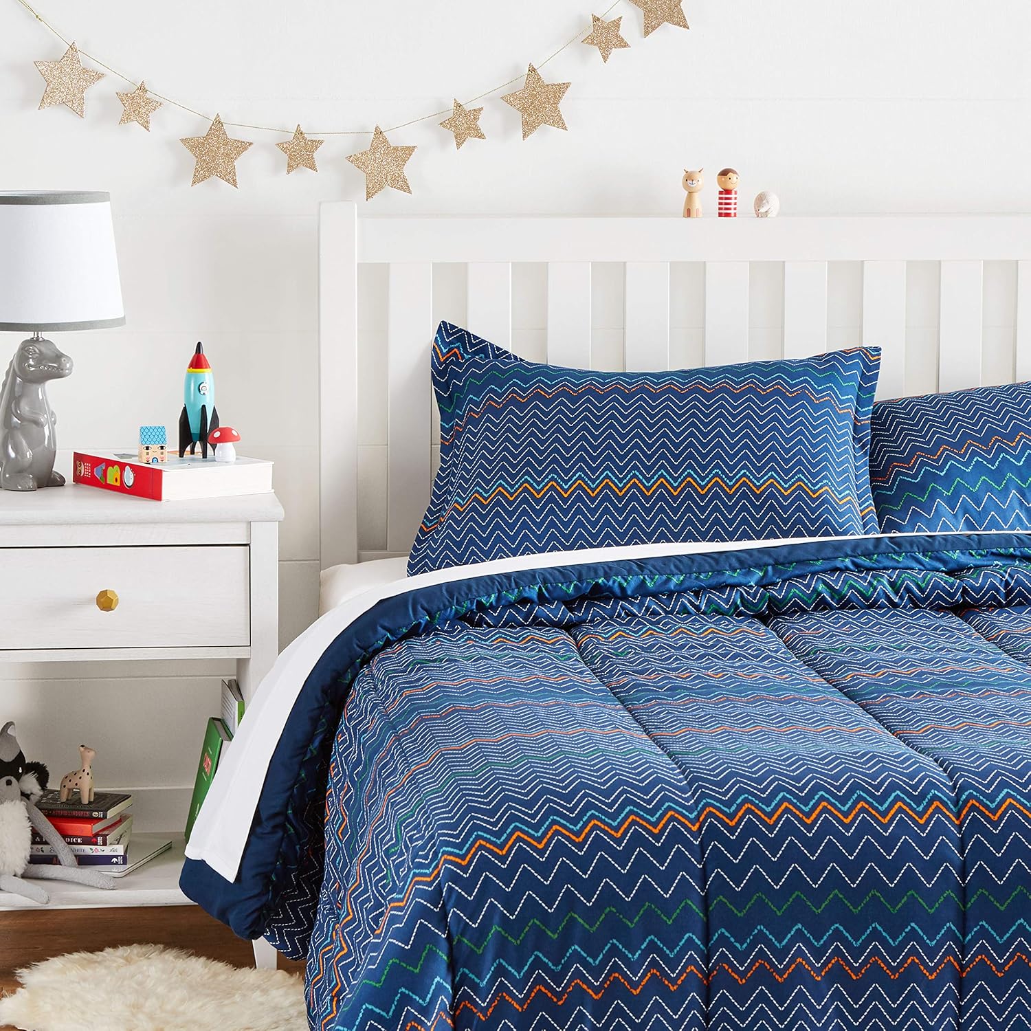 AmazonBasics Kid's Comforter Set Soft, EasyWash Microfiber Full/Queen, Navy Zigzags