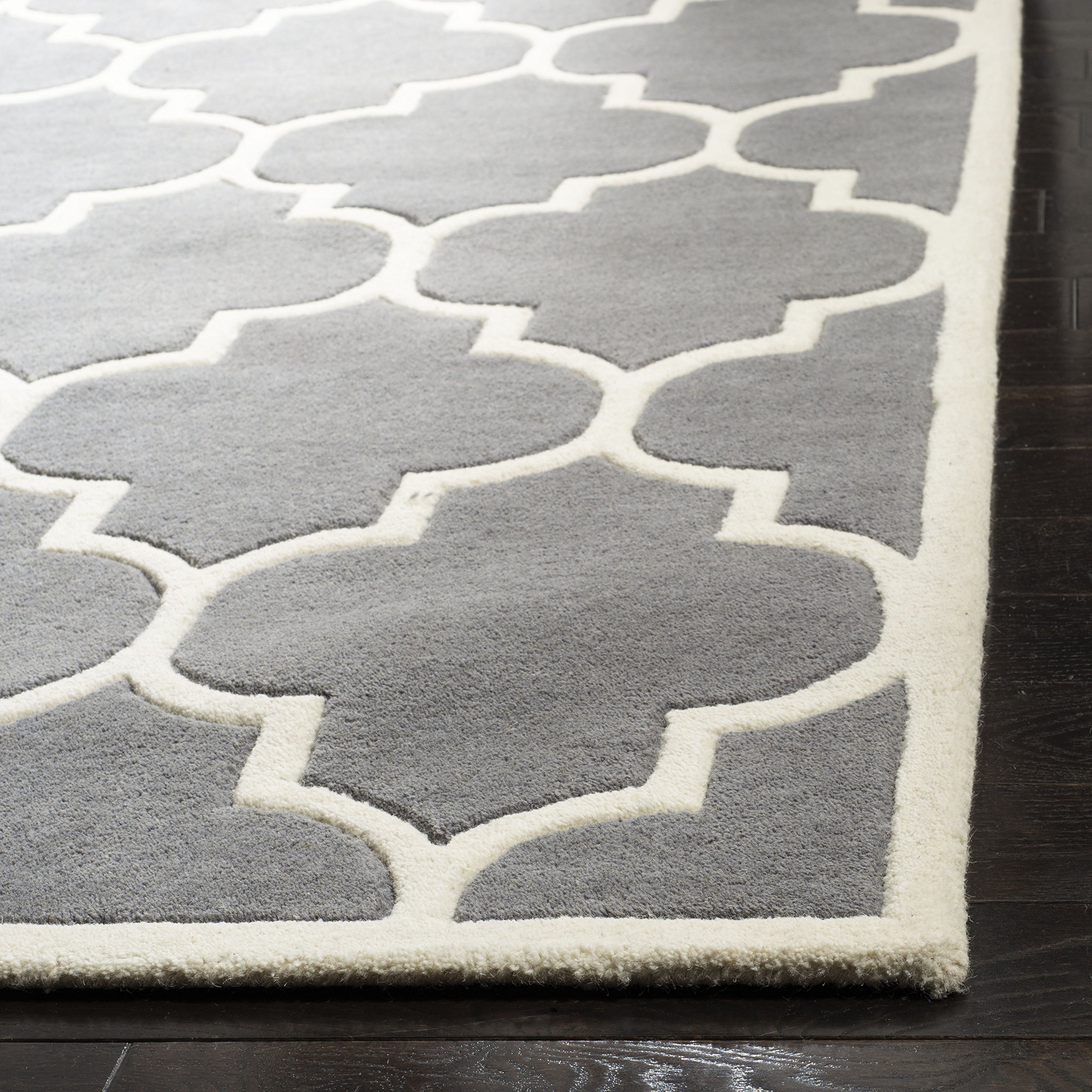 SAFAVIEH Zeitgenössische Teppich für Wohnzimmer, Esszimmer, Schlafzimmer - Chatham Collection, Kurzer Flor, Dunkelgrau und Elfenbein, 69 X 213 cm