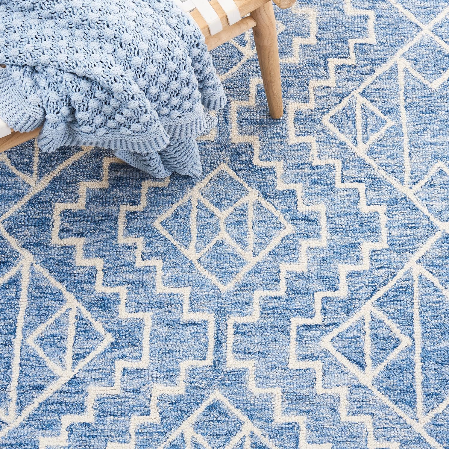 SAFAVIEH Metro Collection Accent Rug - 4' x 6', Blue & Ivory, Handmade Moroccan Boho Wool, Ideal for High Traffic Areas in Entryway, Living Room, Bedroom (MET458M)