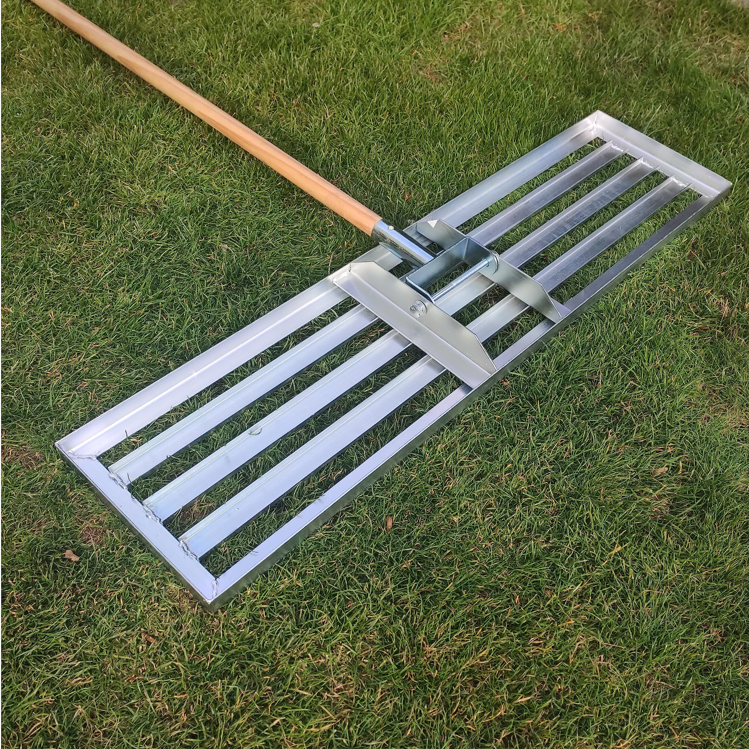 Rasenpflege Set bestehend aus Aerifizierer und 100x26 cm XXL Rasenrakel | Rasenbelüfter, Flächenebner, Aerifiziergabel, Vertikutierer & Rasen Sanden Werkzeug