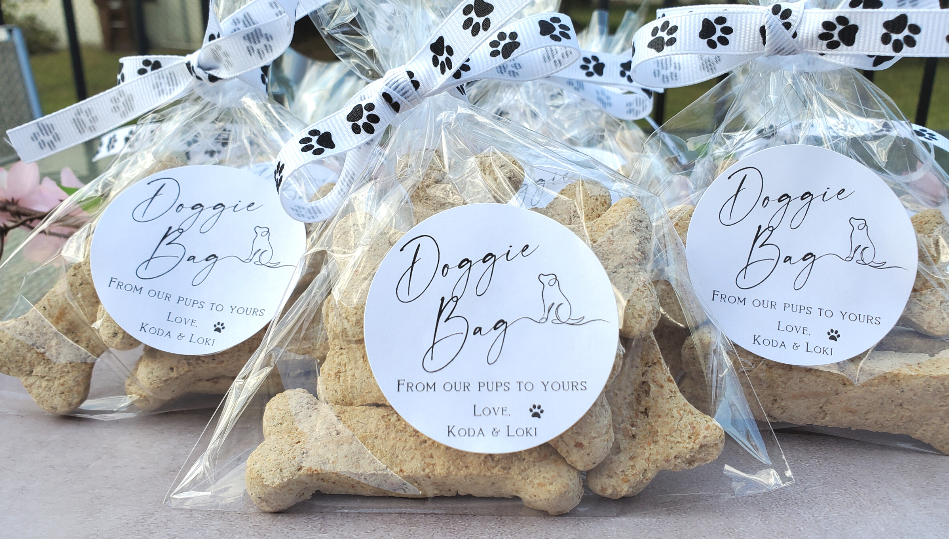 DOGGY BAG●ドギー・バッグ  ●本人 直筆サイン色紙・うちわ・生写真 Amazon.com: Take a Treat Doggie Bag Sign, Dog Wedding Decoration