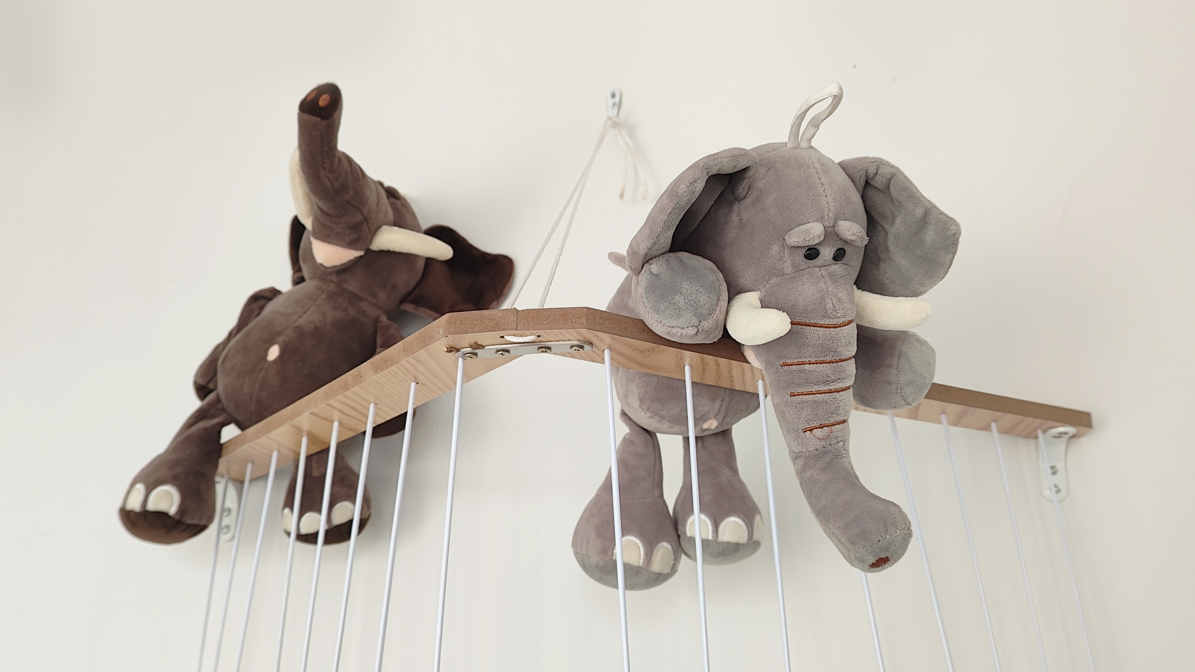 Joonnair Support Angle En Bois Double Couche Range Peluche - Rangement Jouets Avec Sac Filet Réglable