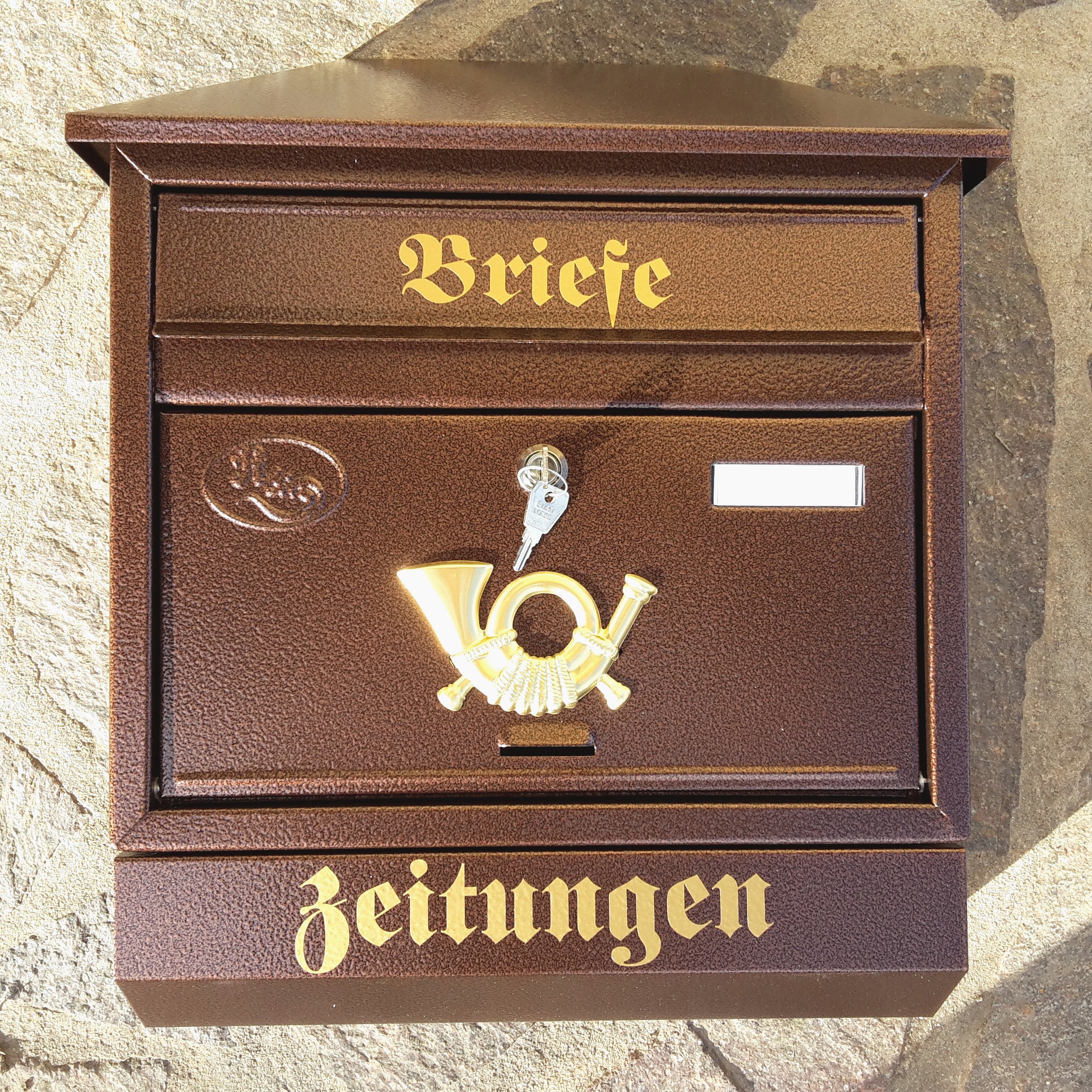 Pachurka & Dąże Großer Briefkasten/Postkasten XXL Kupfer/Bronce mit Zeitungsrolle Zeitungsfach Schrägdach Trapezdach