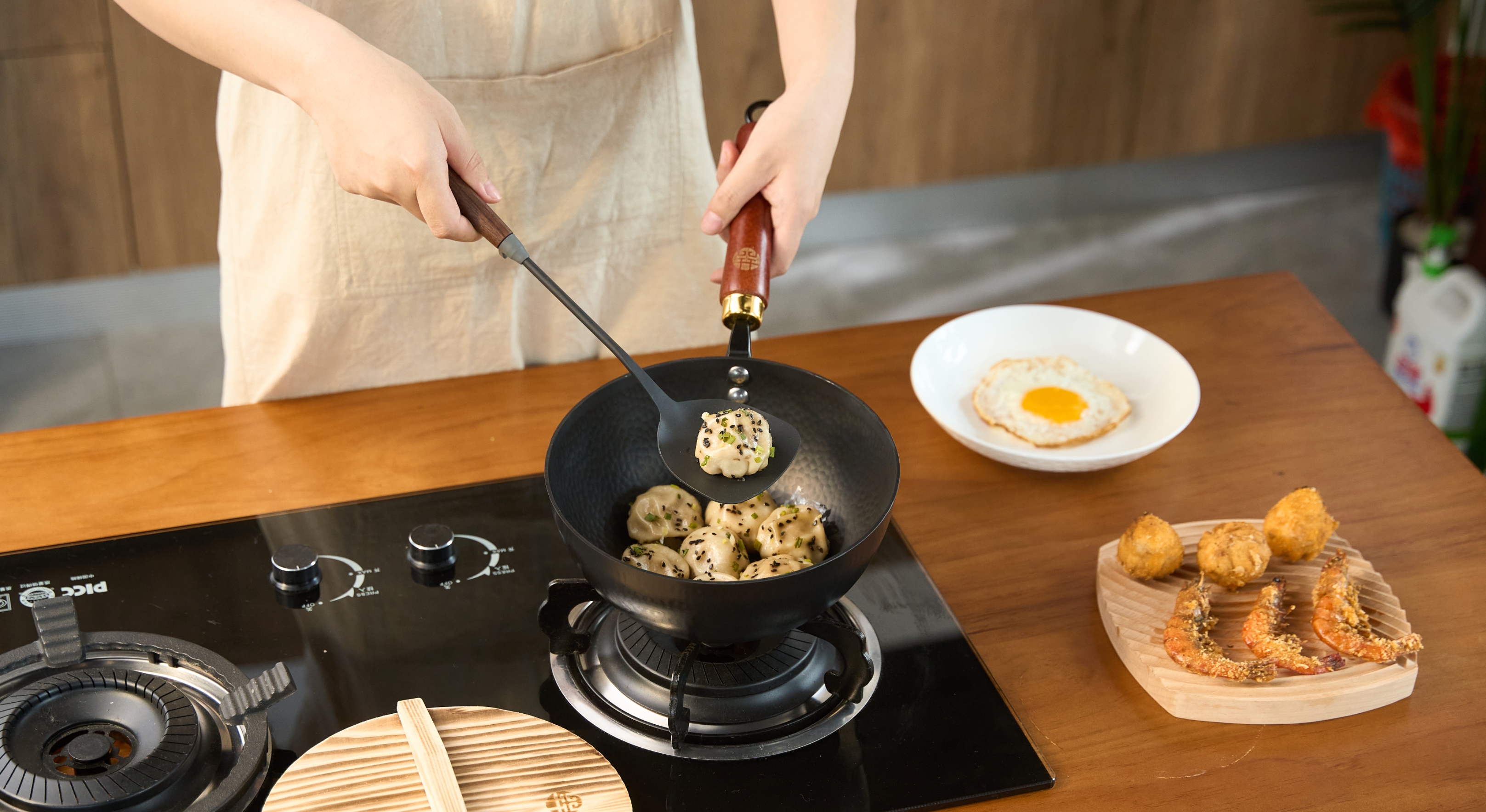 Amazon｜WANGYUANJI 鉄製中華鍋、22cm、平底、蓋とヘラ付き、IH