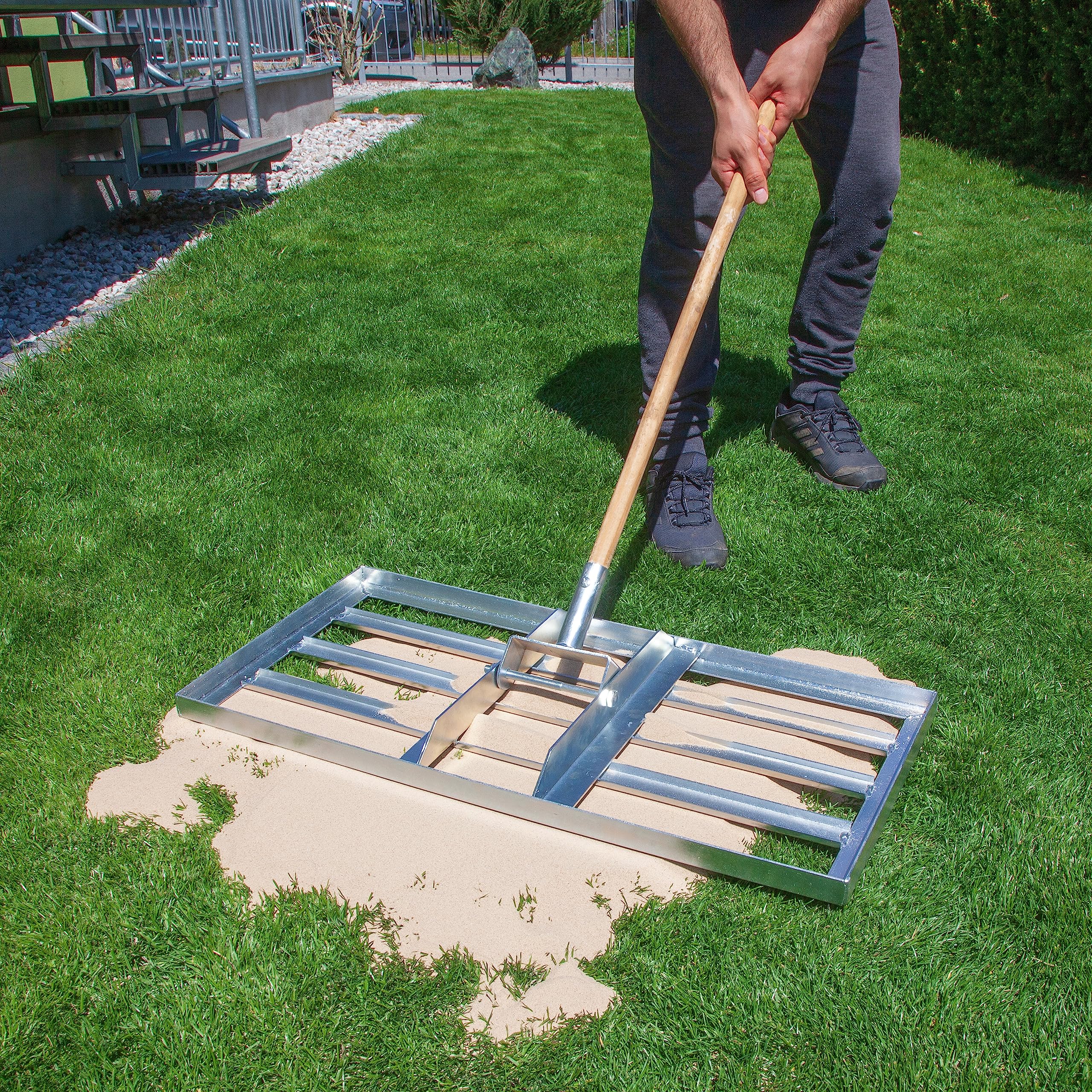 Rasenpflege Set – Aerifizierer & Rasenrakel 75x35 cm | Rasenbelüfter & Flächenebner aus verzinktem Stahl | Vertikutierer, Leveling Rake & Rasen Sanden Werkzeug