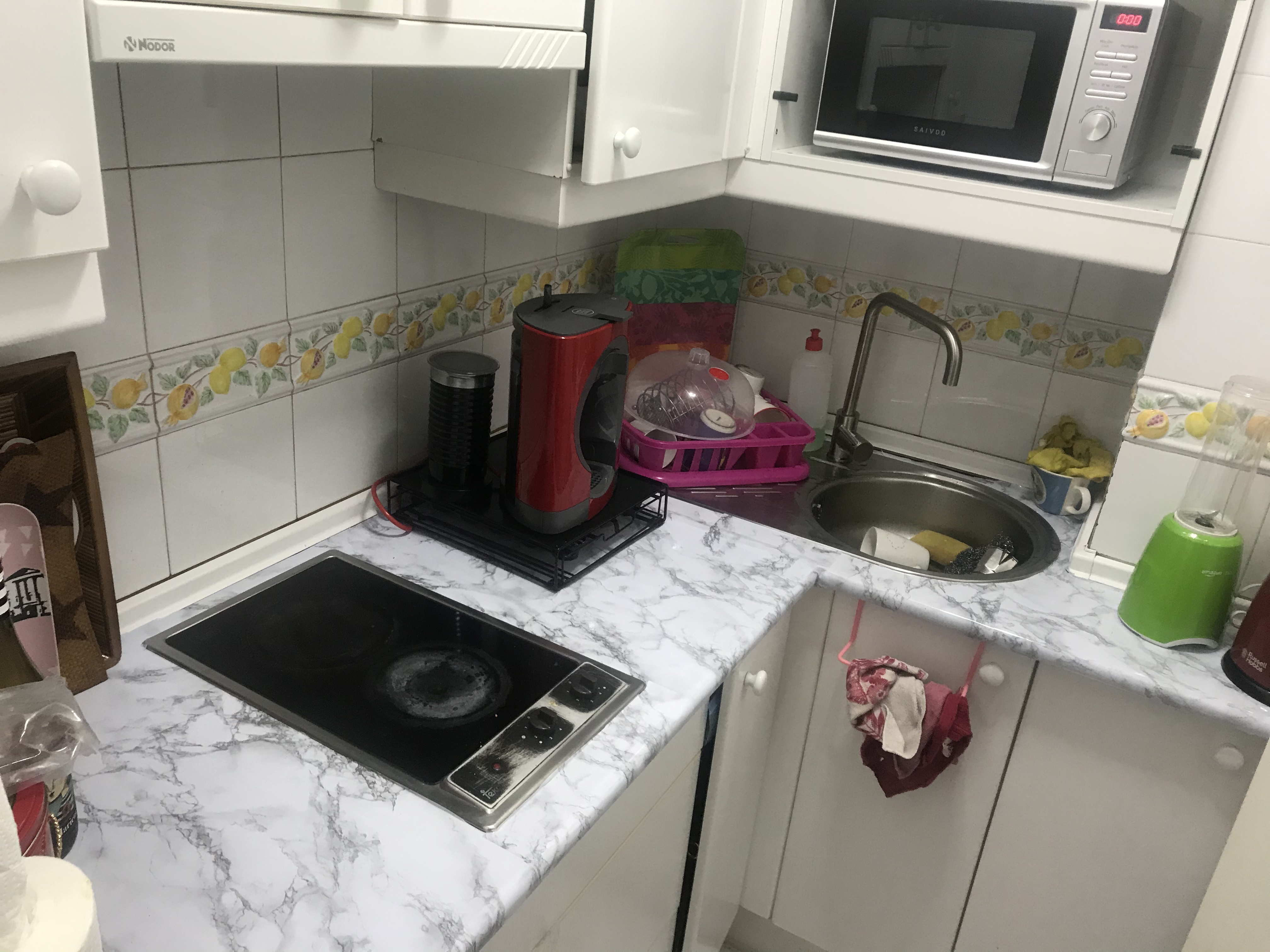 Detalle de encimera renovada con papel mármol
