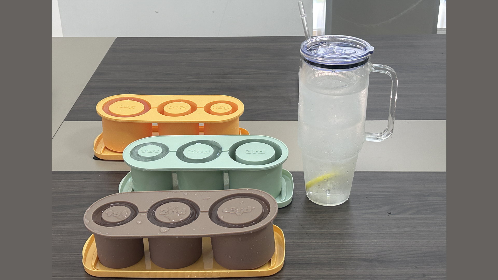 Set de bandejas de hielo apilables con tapa y contenedor miniatura 7