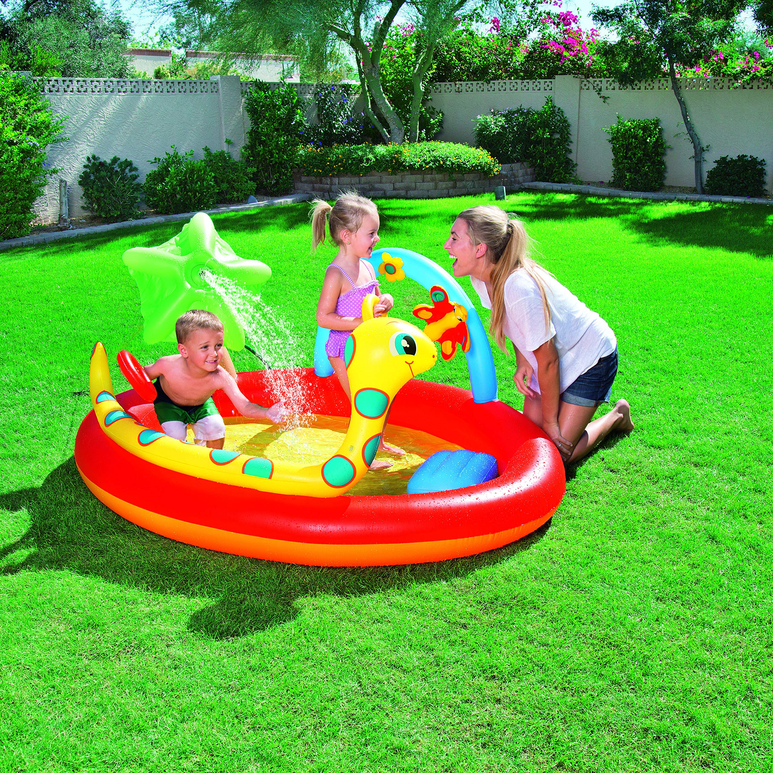 Bestway Aire de Jeux Multifonction 192 x 150 x 88 cm + Jet d'eau avec raccordement Tuyau d'arrosage