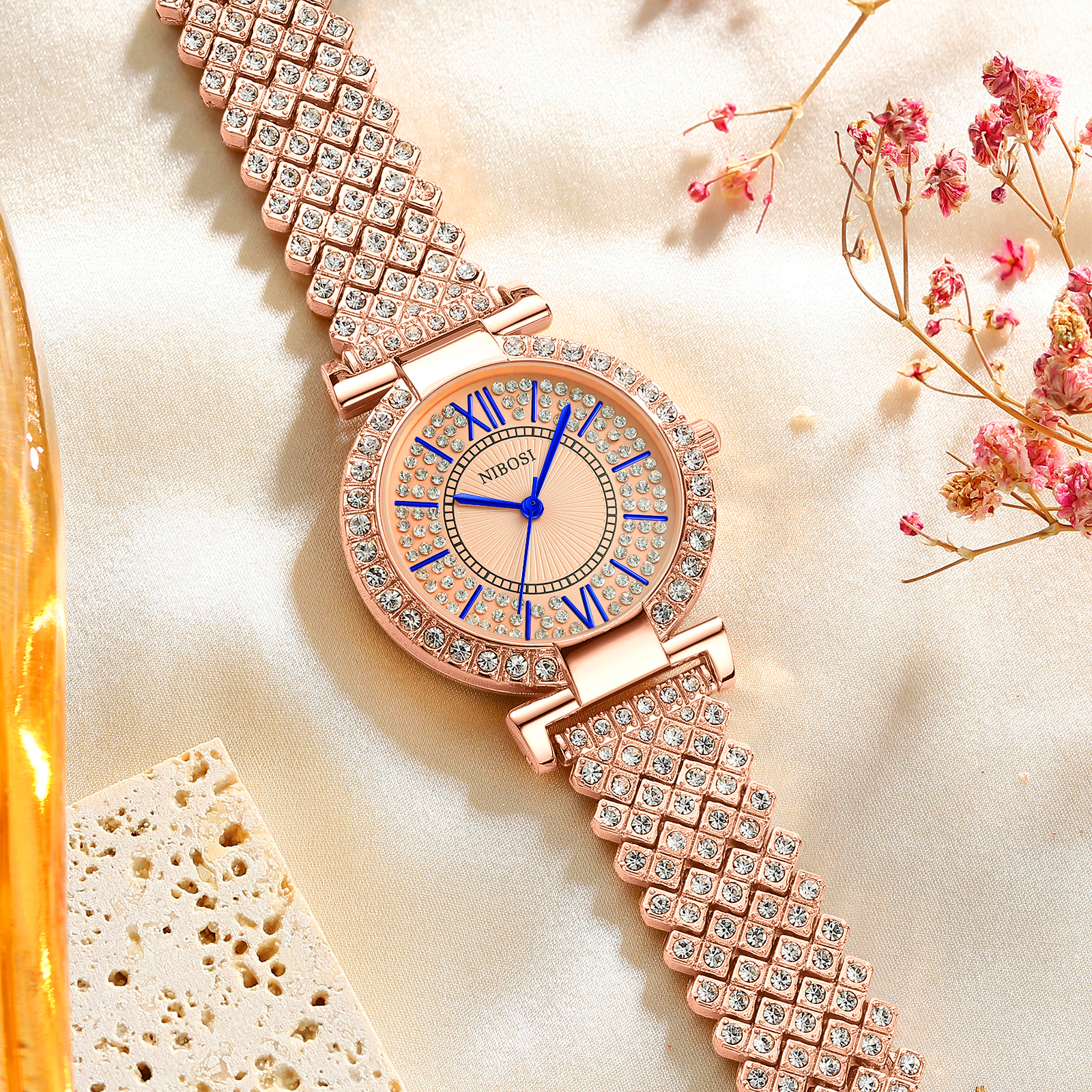 Bid Now: Een stel dames polshorloges. Een Seiko 7F39 met dag- en Bid Now: Een stel dames polshorloges. Een Seiko 7F39 met dag- en