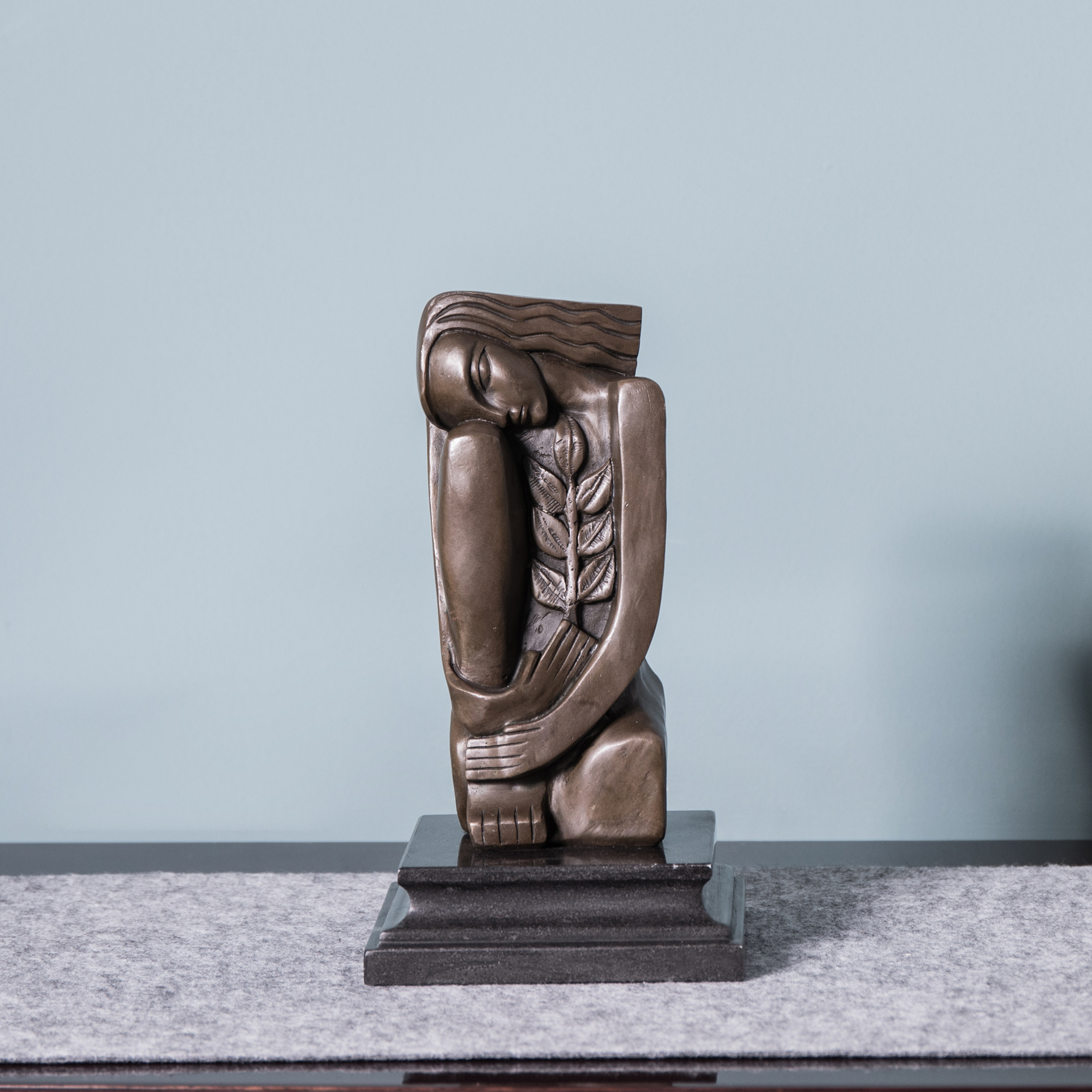 Estatua femenina abstracta de bronce moderno 9.6 in miniatura 7