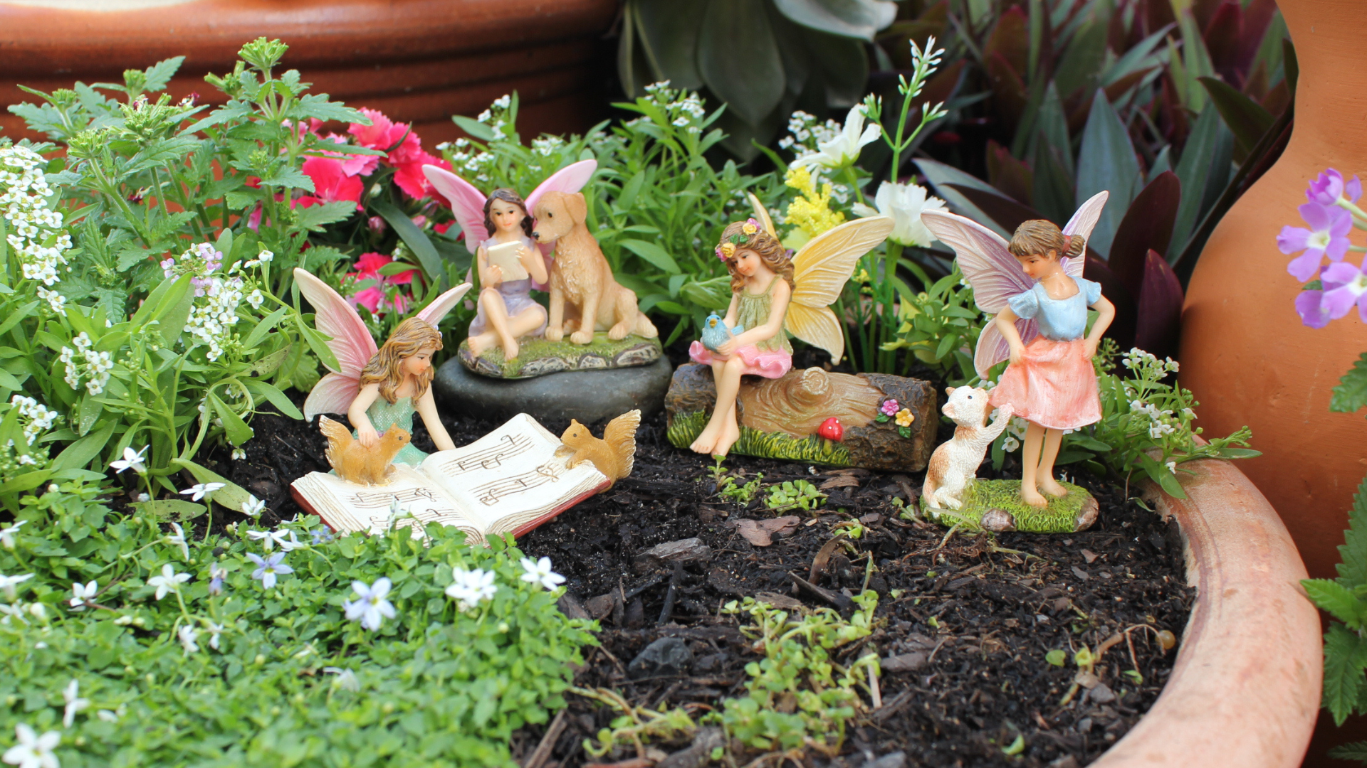 PRETMANNS Fairy Garden Fairies - Accessoires mignons pour jardin miniature intérieur ou extérieur - Figurine Vicky sur une bûche décorée - 2 pièces