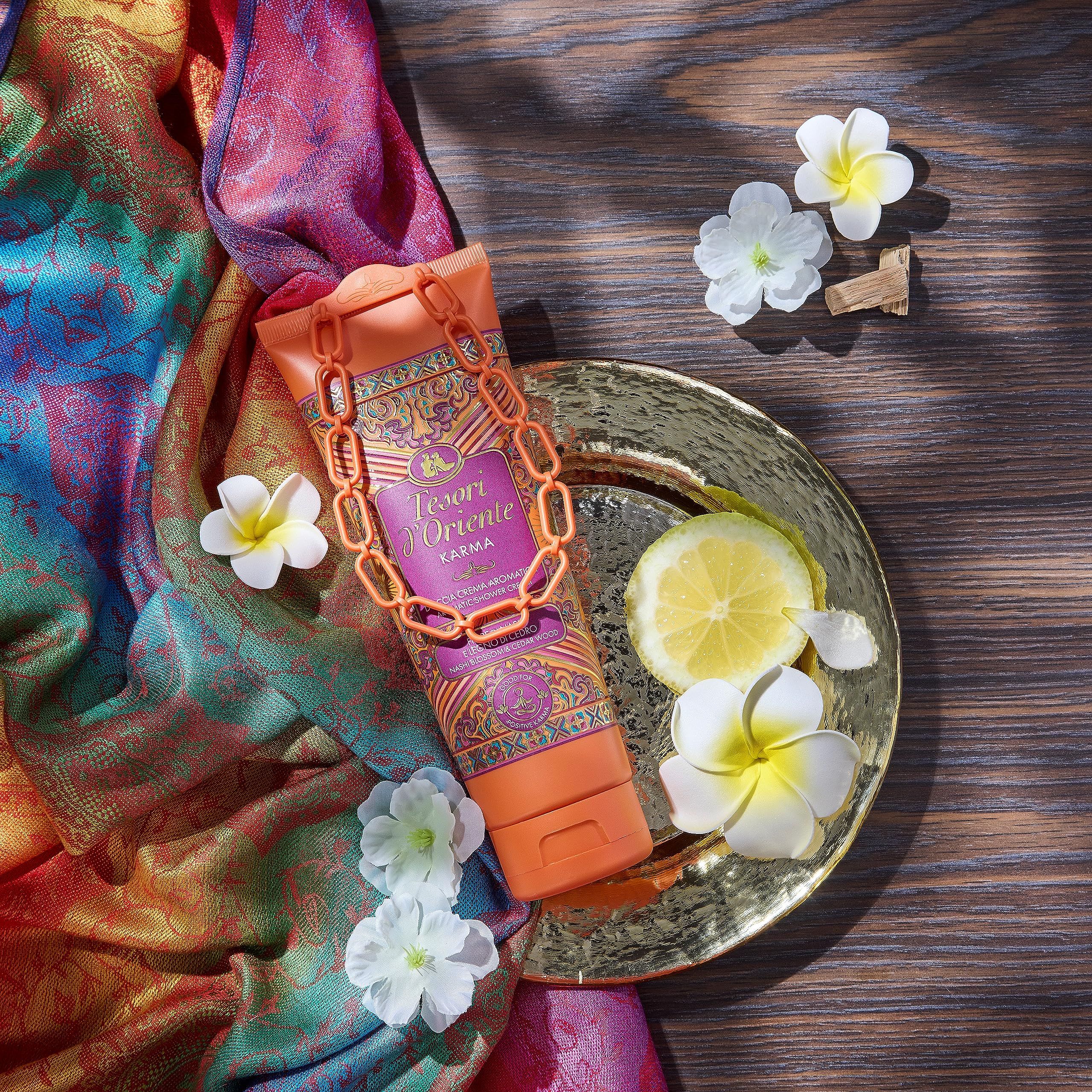 Tesori d'Oriente - Geschenkset Karma, mit Duschcreme 250 ml und aromatischem Duft 100 ml, frischer und blumiger Duft, Noten von Bergamotte, Nashi, Vanille