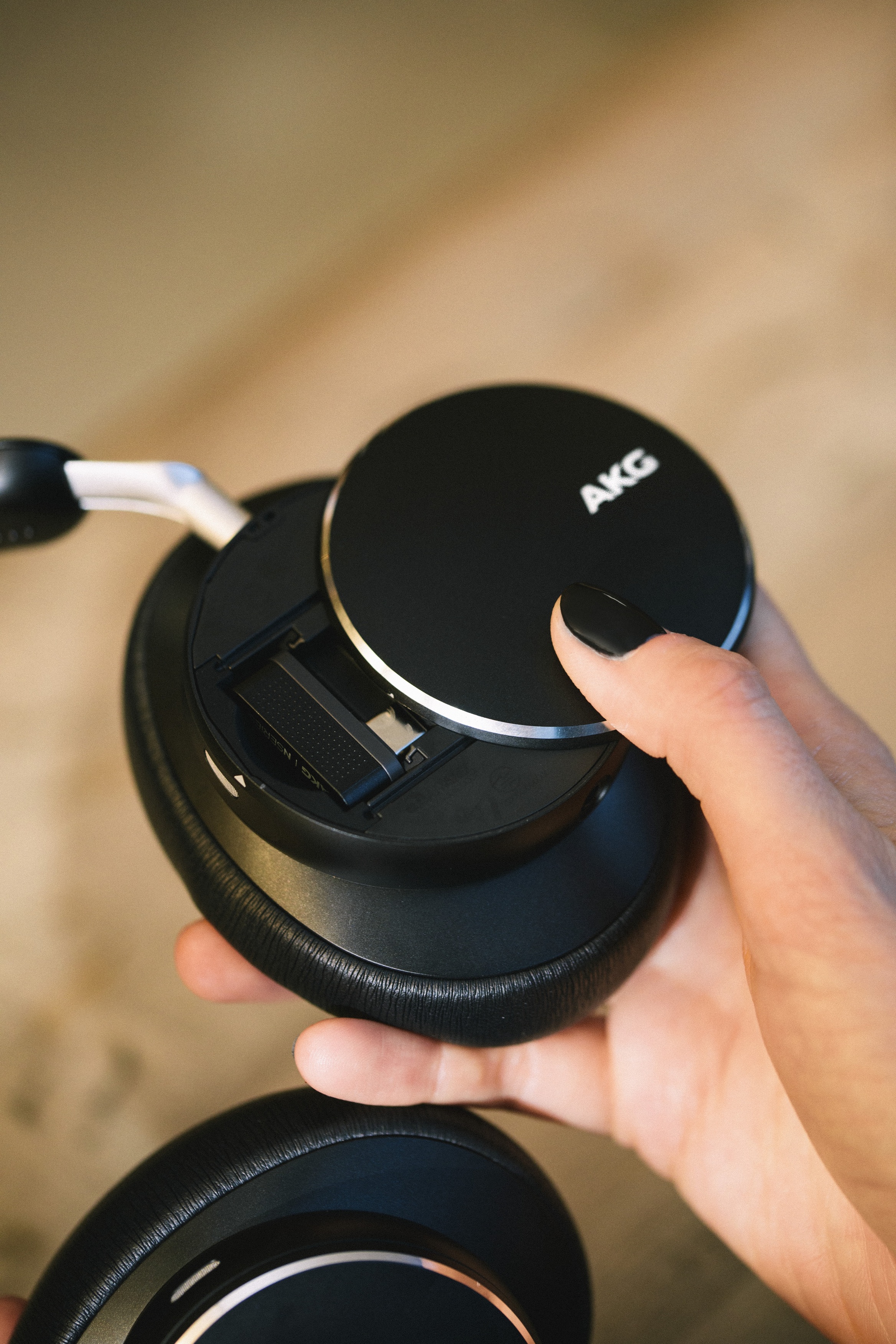 AKG N9 Hybrid ヘッドホン Amazon.com: AKG N9 Hybrid - Wireless Over-Ear Noise