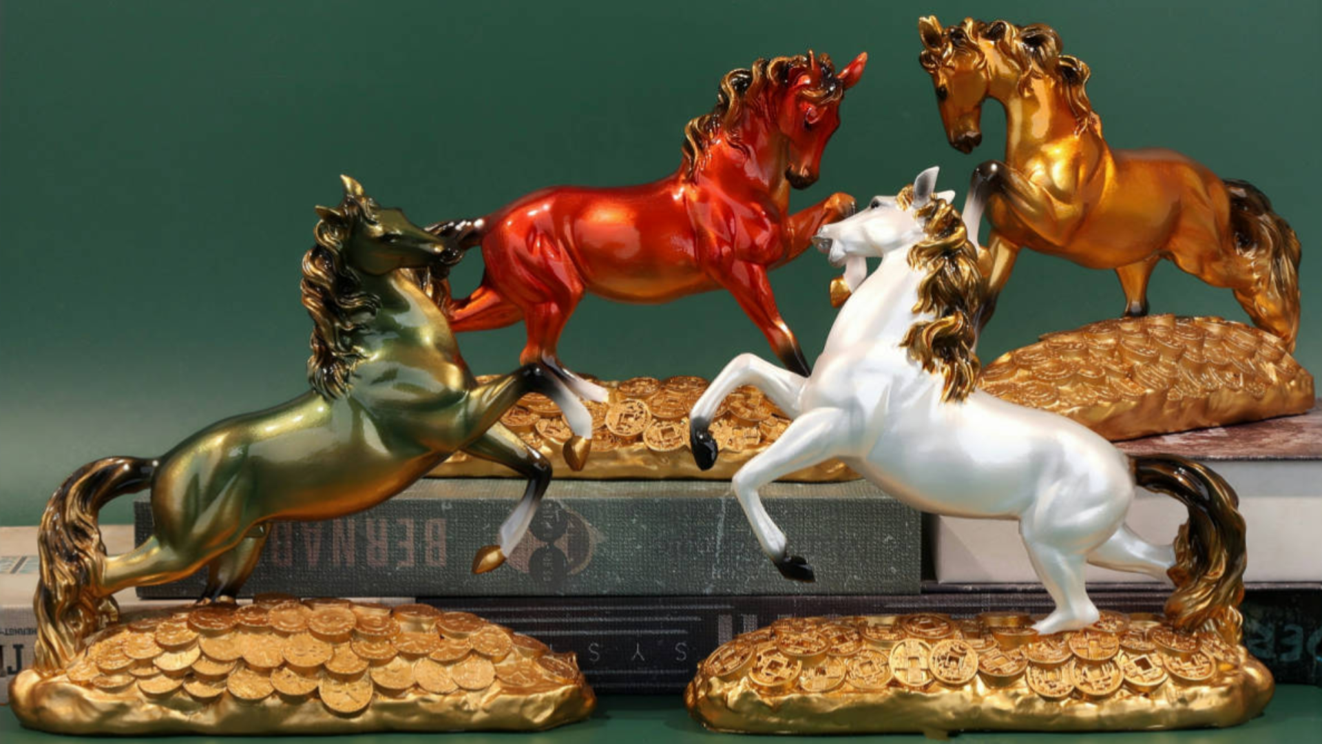 Estatua de Caballo Galopando en Resina con Base de Monedas miniatura 7