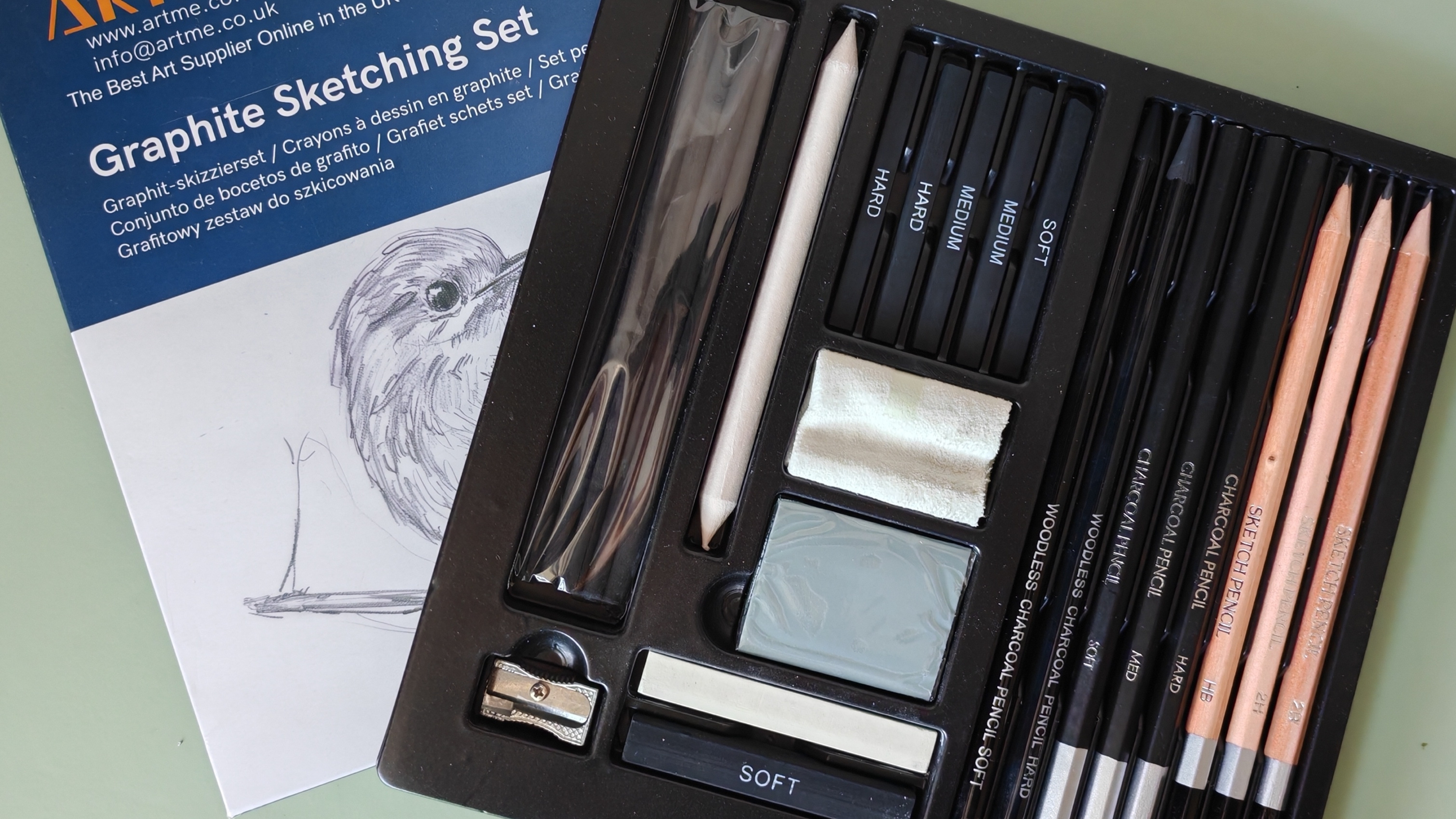 Set Da Disegno Artisti In Latta: 28 Pezzi Professionali Con Carboncino, Grafite E Gomme, In Scatola Portatile