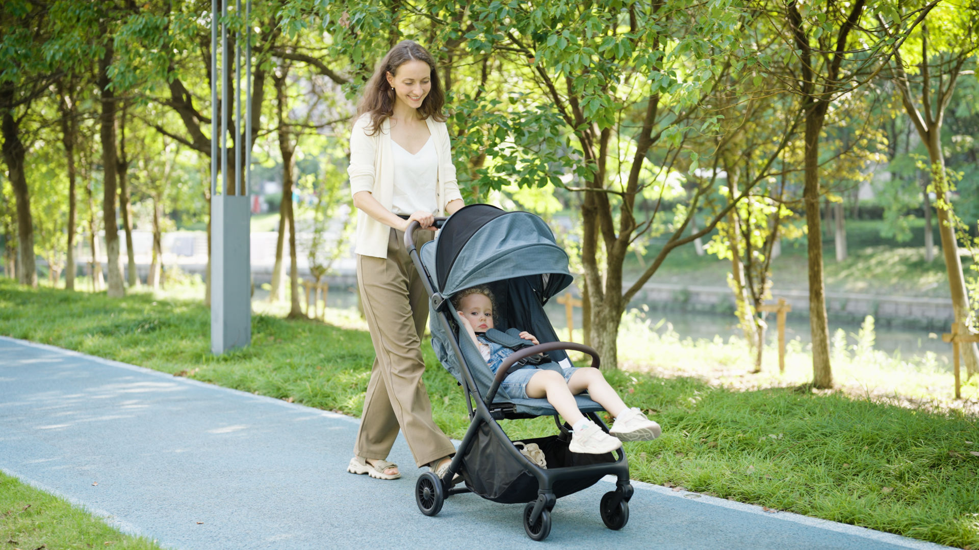 AIYAPLAY Cochecito De Paseo Convertible 2 En 1 Para Niños De 1 A 3 Años – Con Volante, Sonidos, Barrera De 360° Y Asa, Soporta 25 Kg, Blanco
