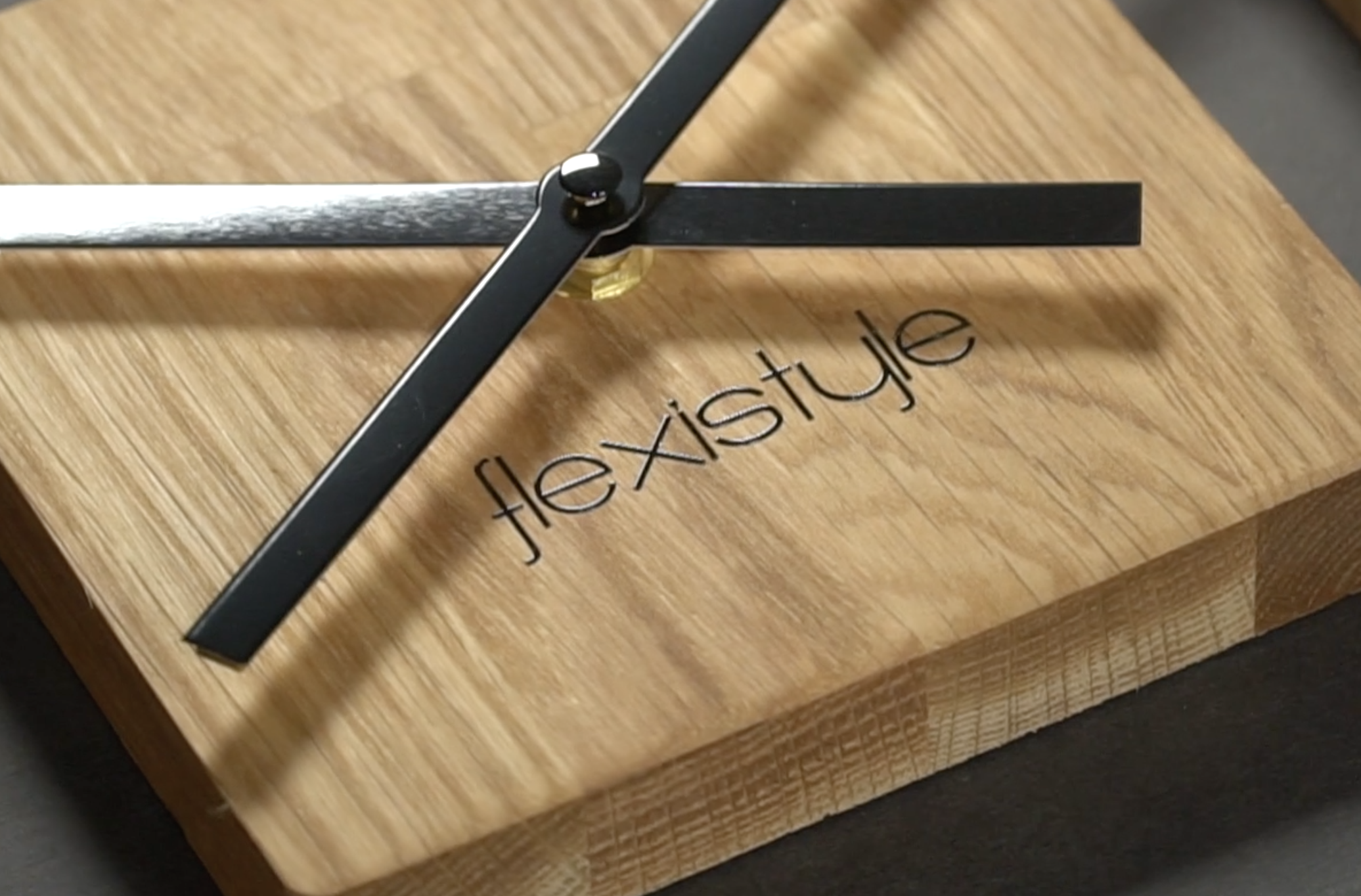 FLEXISTYLE Wanduhr Symmetry Aus Eiche – 30 Cm Durchmesser, Geräuschlos, Modern