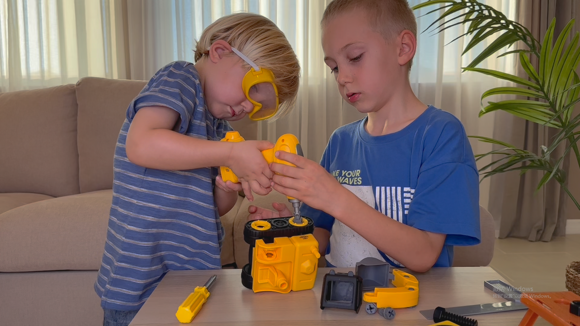 Lehoo Castle Kids Tool Set with Electric Drill & Take Apart