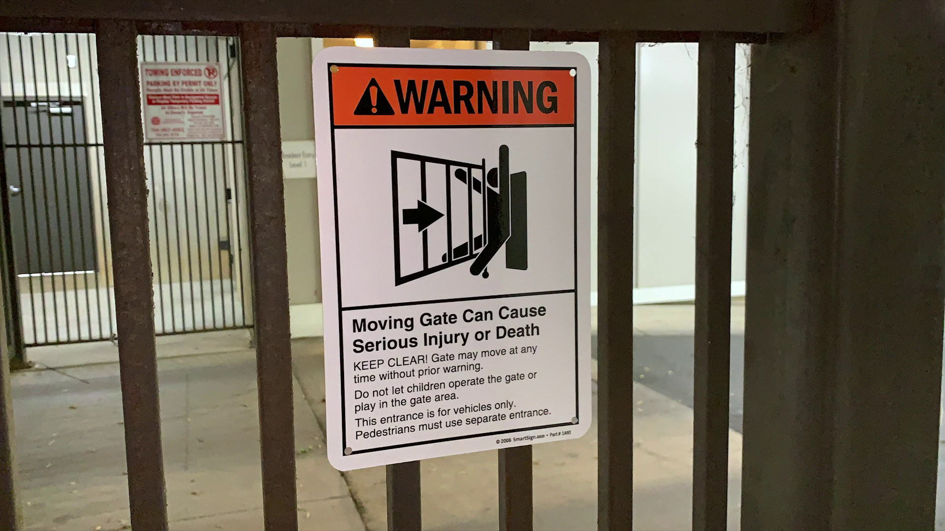 Sigo Warnschild "Moving Gate Can Cause Serious Injury Or Death" | 25,4 X 35,6 Cm | Aluminium, Wetterfest | Made In USA