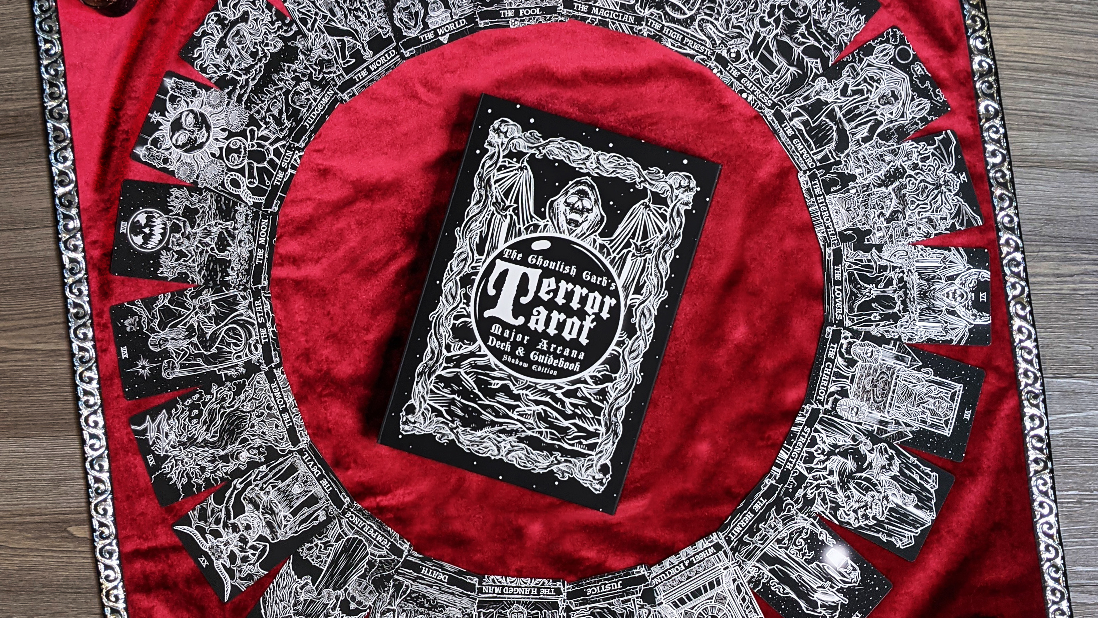 Amazon.com: The Ghoulish Garb Terror Tarot Card Deck Shadow