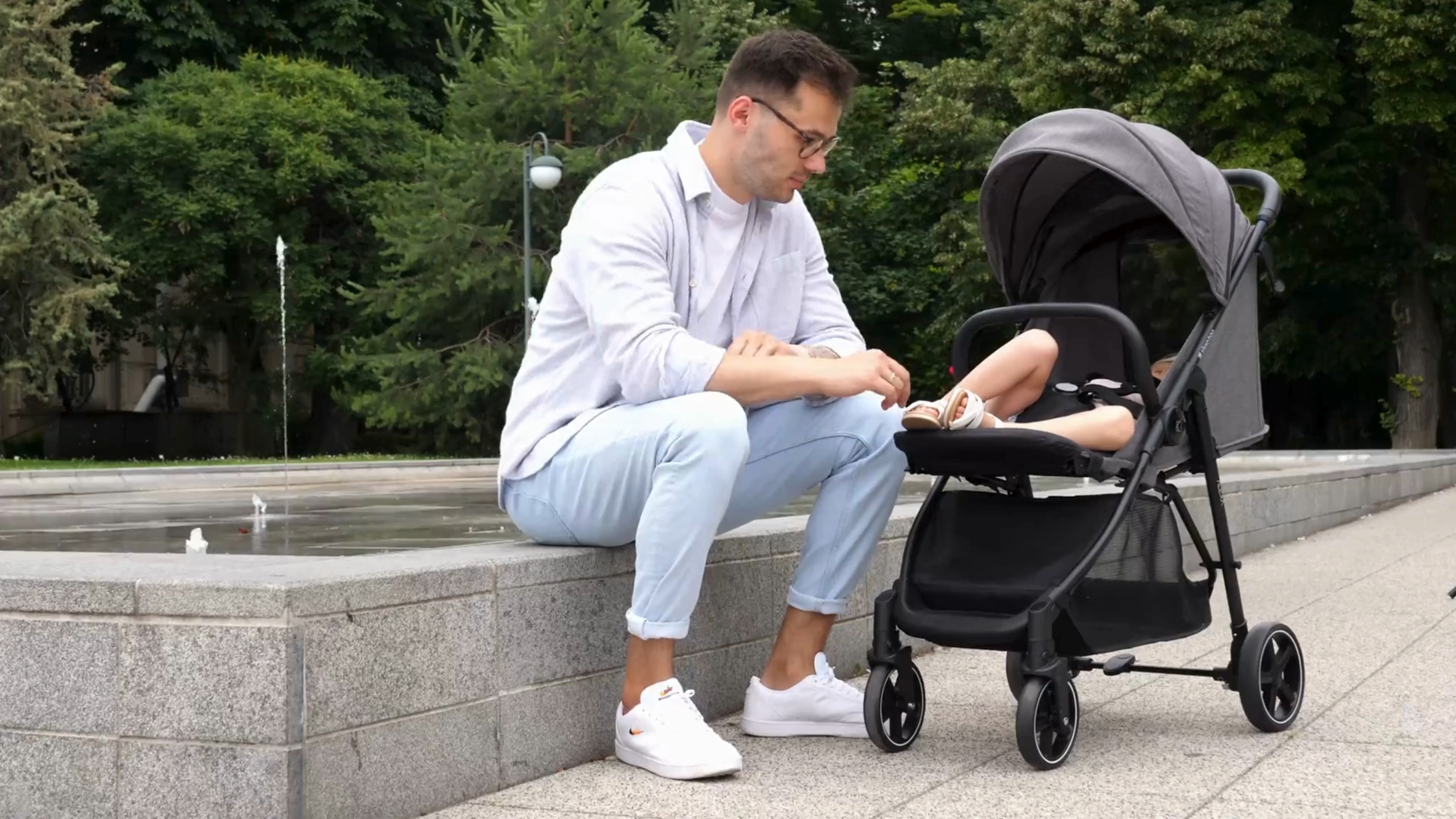 Licht en compact grijze Sketch Kinderwagen - comfortabel tot 17 kg - één hand sluiten