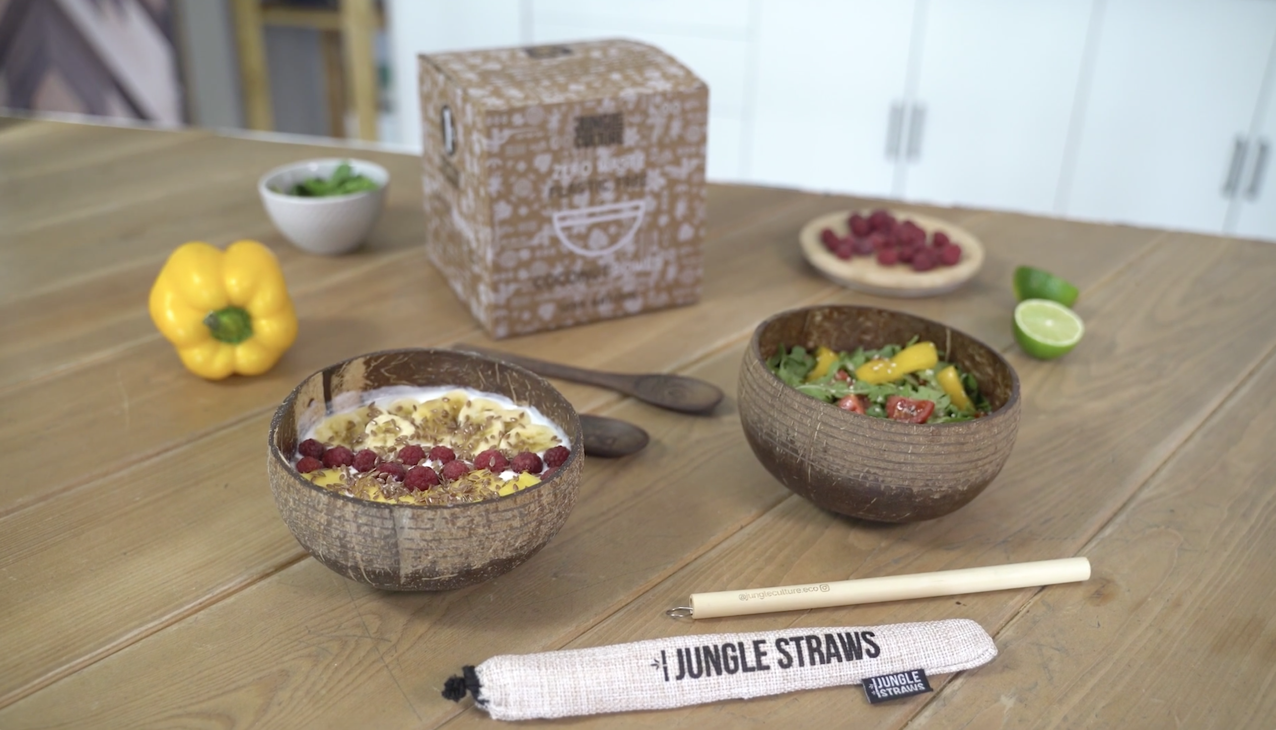 MadeTerra Set di 2 ciotole di cocco fantasia e cucchiai di legno | Ciotola di Buddha Acai Vegan Organic Insalata di cereali Smoothie per cucina, pranzo e decorazione (Fiore bianco