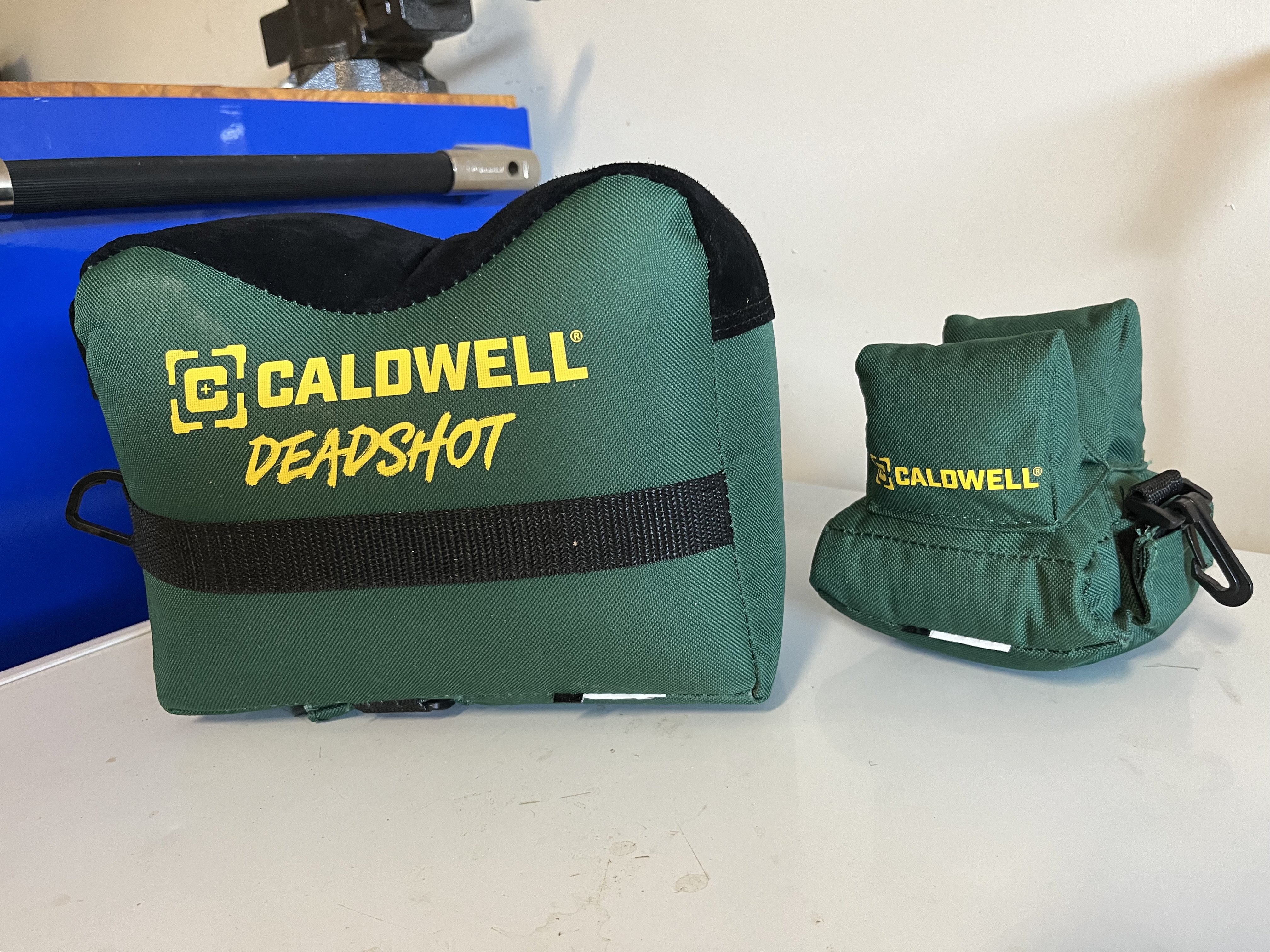 Caldwell Deadshot Gefüllte Hintere Schießtasche + Hunting The Rock Jr Verstellbare Gewehrstütze – Robust, Wasserabweisend, Für Jagd & Schießstand – Beidhändig Nutzbar