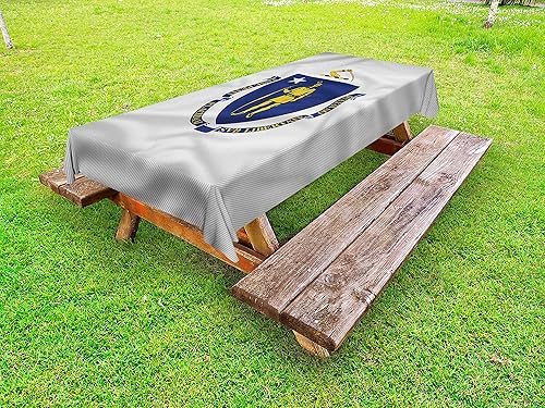 American al aire última intervensión mantel por lunarable, Massachusetts Flagg nativo americano sostiene un arco y apuntando hacia abajo flecha,