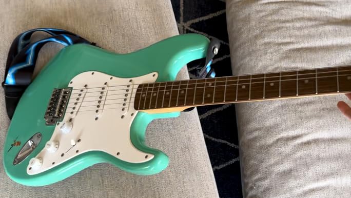Amazon.com: Fender Squier Debut 系列Stratocaster 電吉他初學