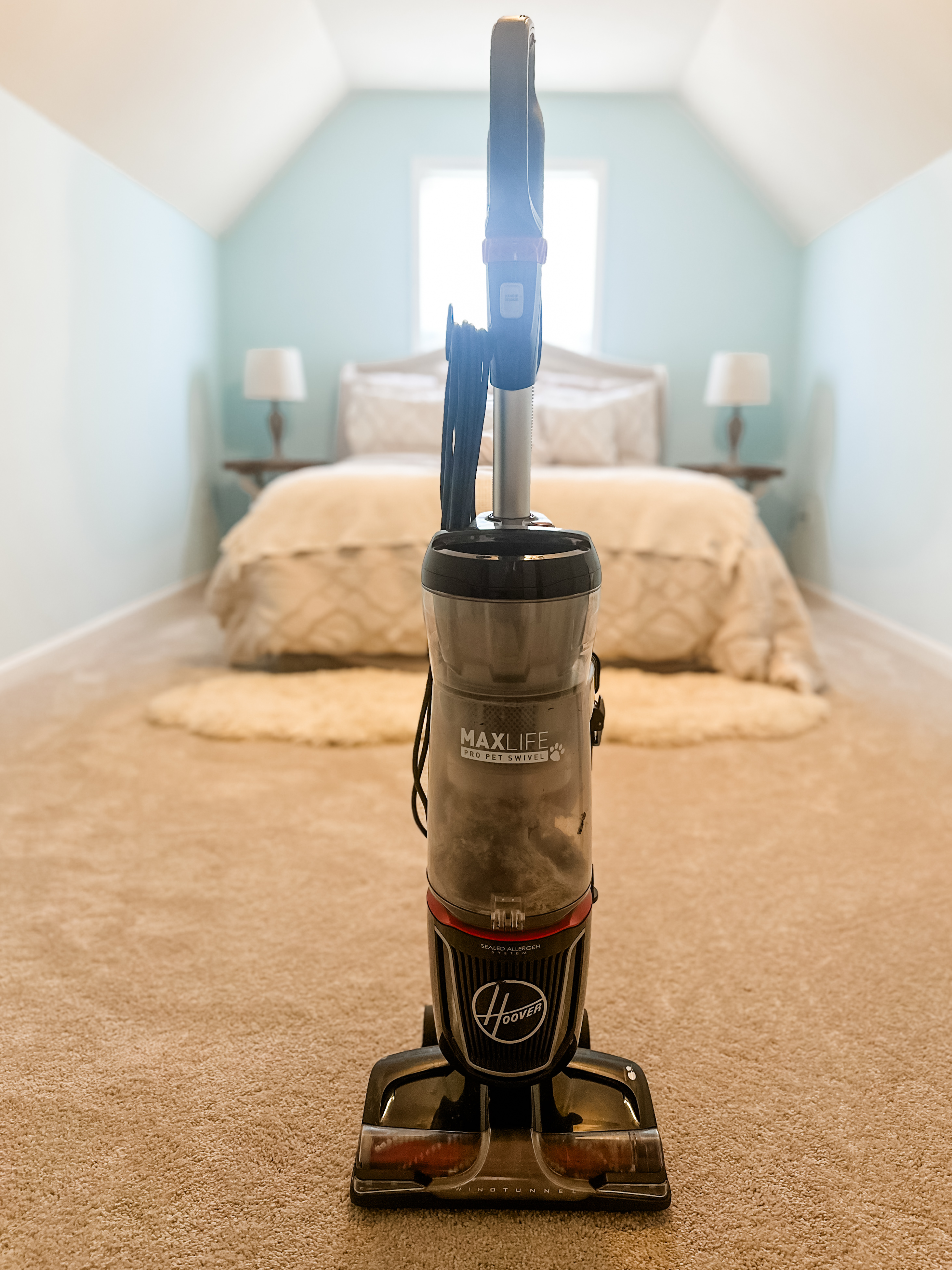 Watch Hoover MAXLife Pro Pet Swivel Bagless Upright Vacuum on  display picture 1