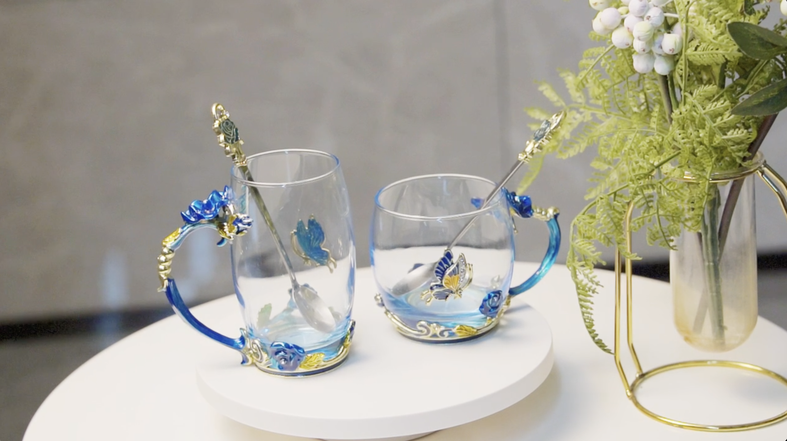 Taza de vidrio transparente 330 ml con flor y cuchara miniatura 7