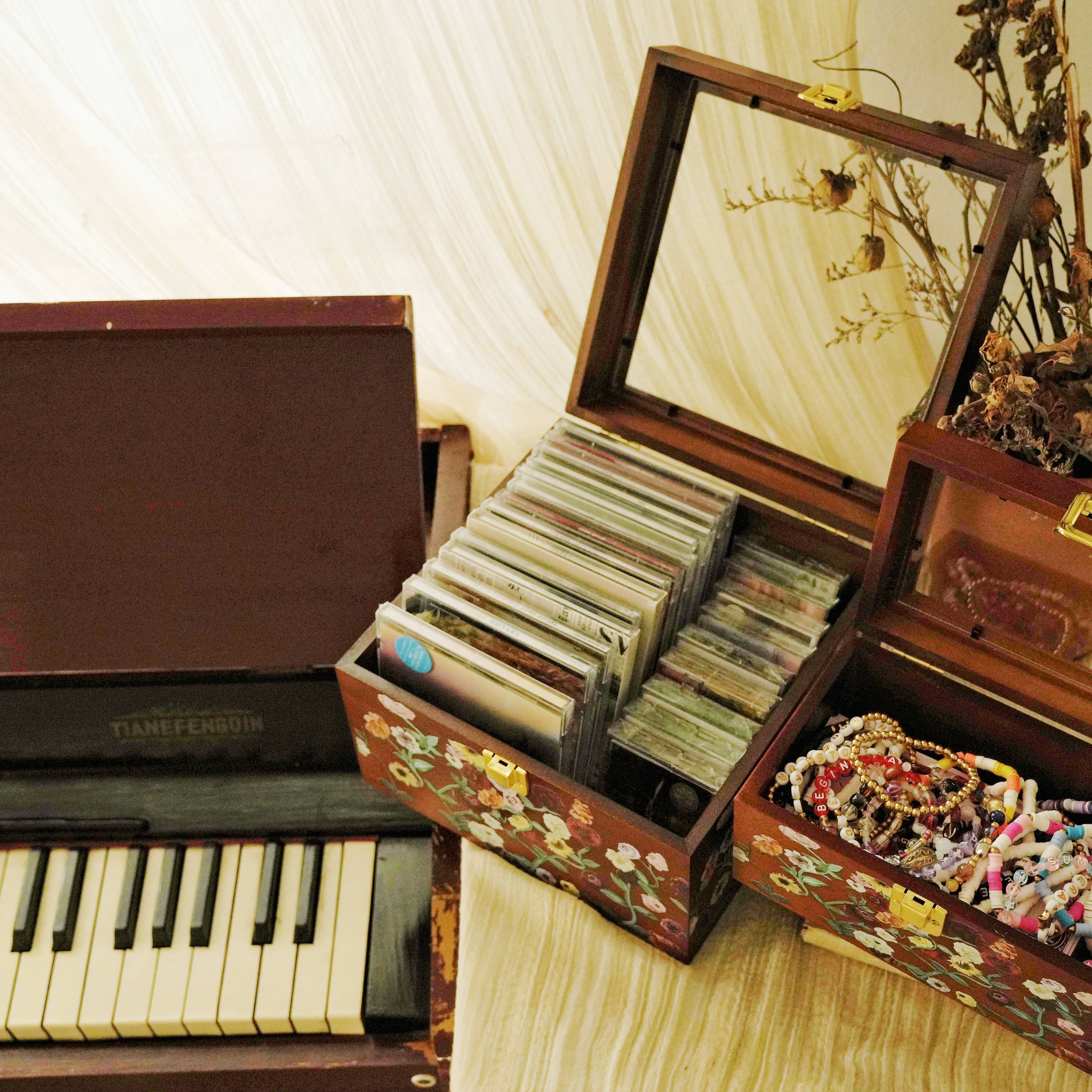 Amazon.com: Taylor Storege box,as surprise song'piano Wood Storage
