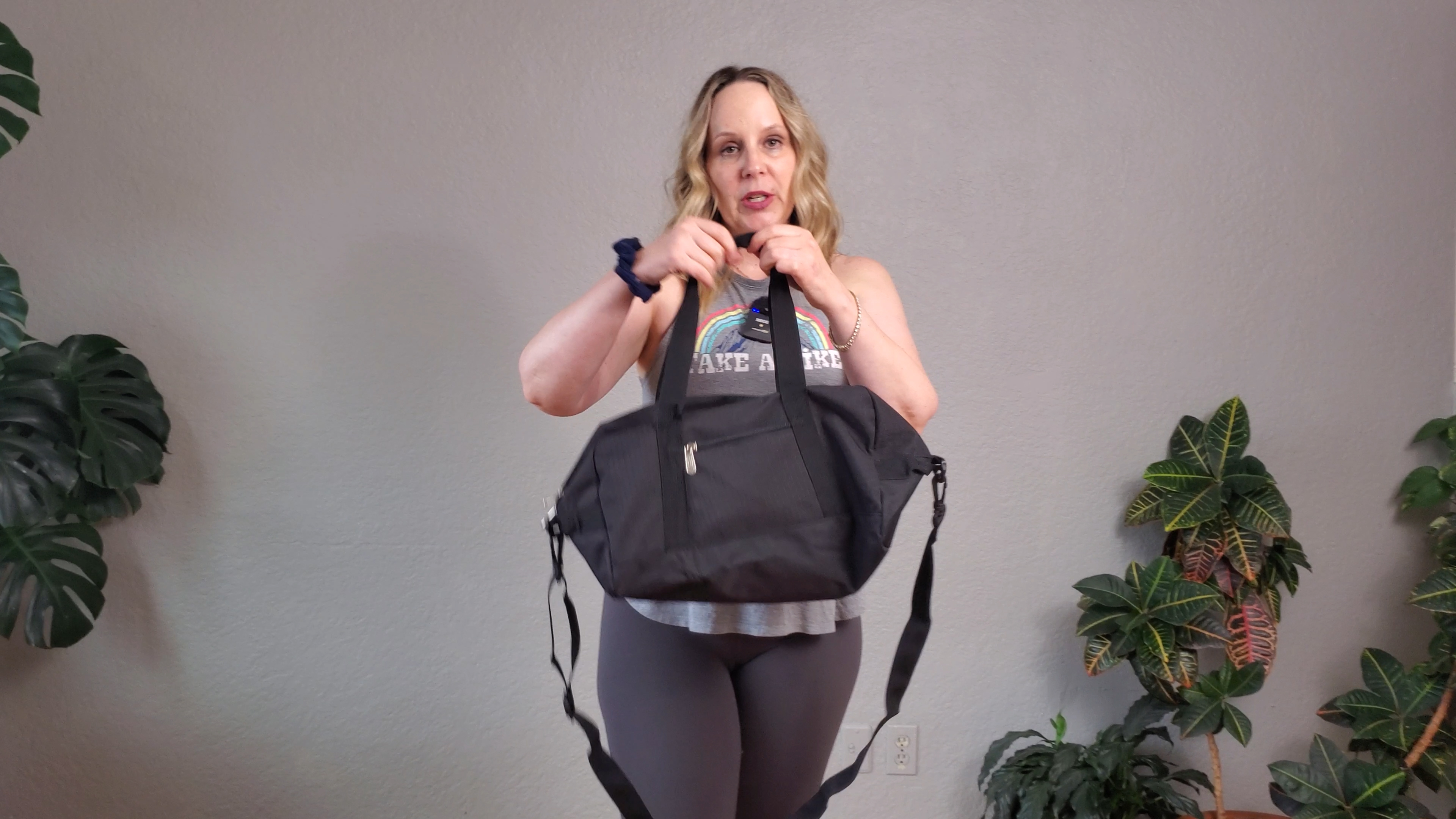 Watch Apenze Small Gym Bag 14 inch lightweight Carry On on Amazon Live