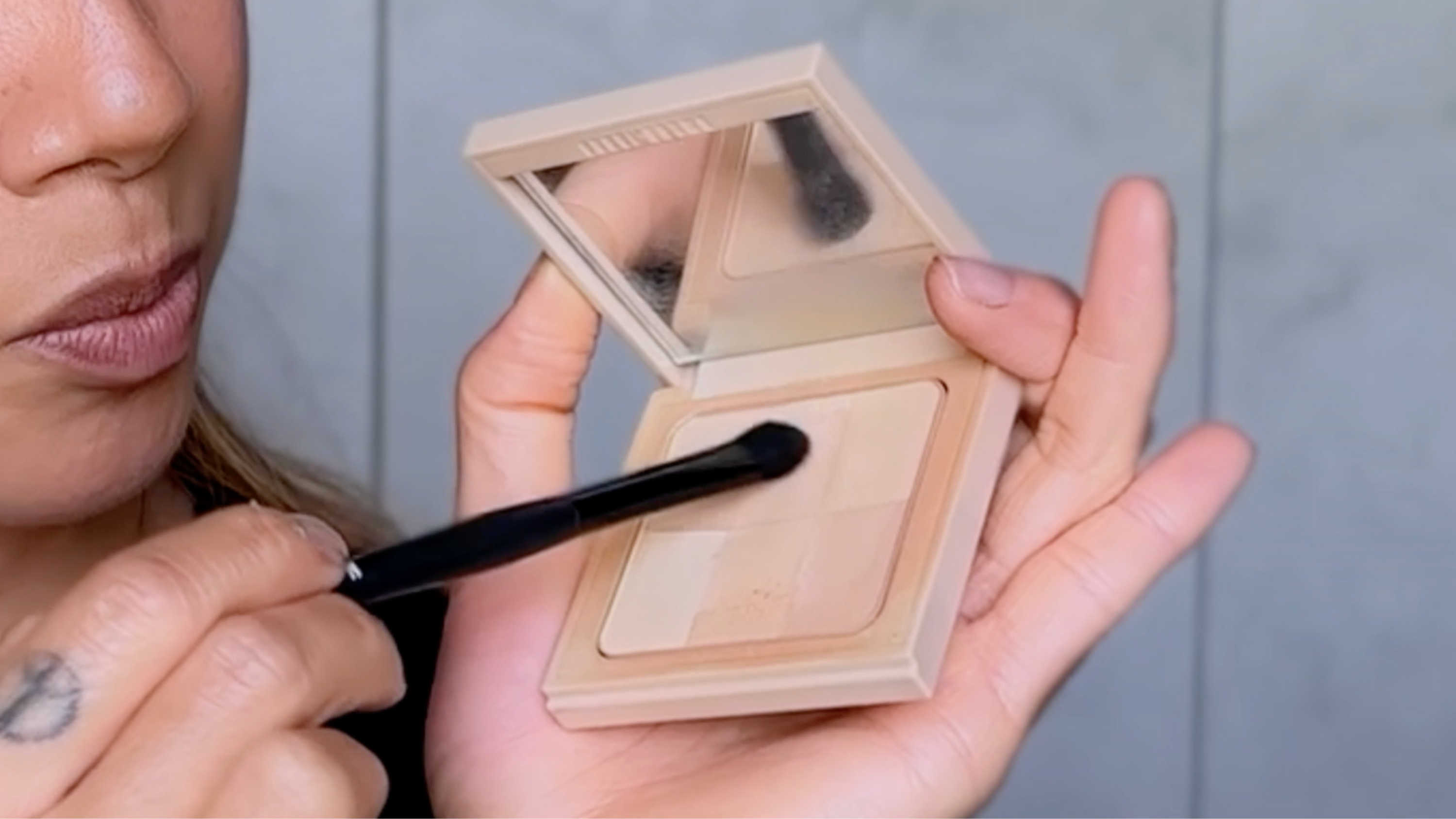 フェイスパウダー BOBBI BROWN NudeFinishIlluminatingPowder Amazon.com: Bobbi Brown Nude Finish Illuminating Powder | Glow