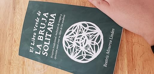 El Libro Verde de la Bruja Solitaria: Brujería Tradicional, Hechizos de