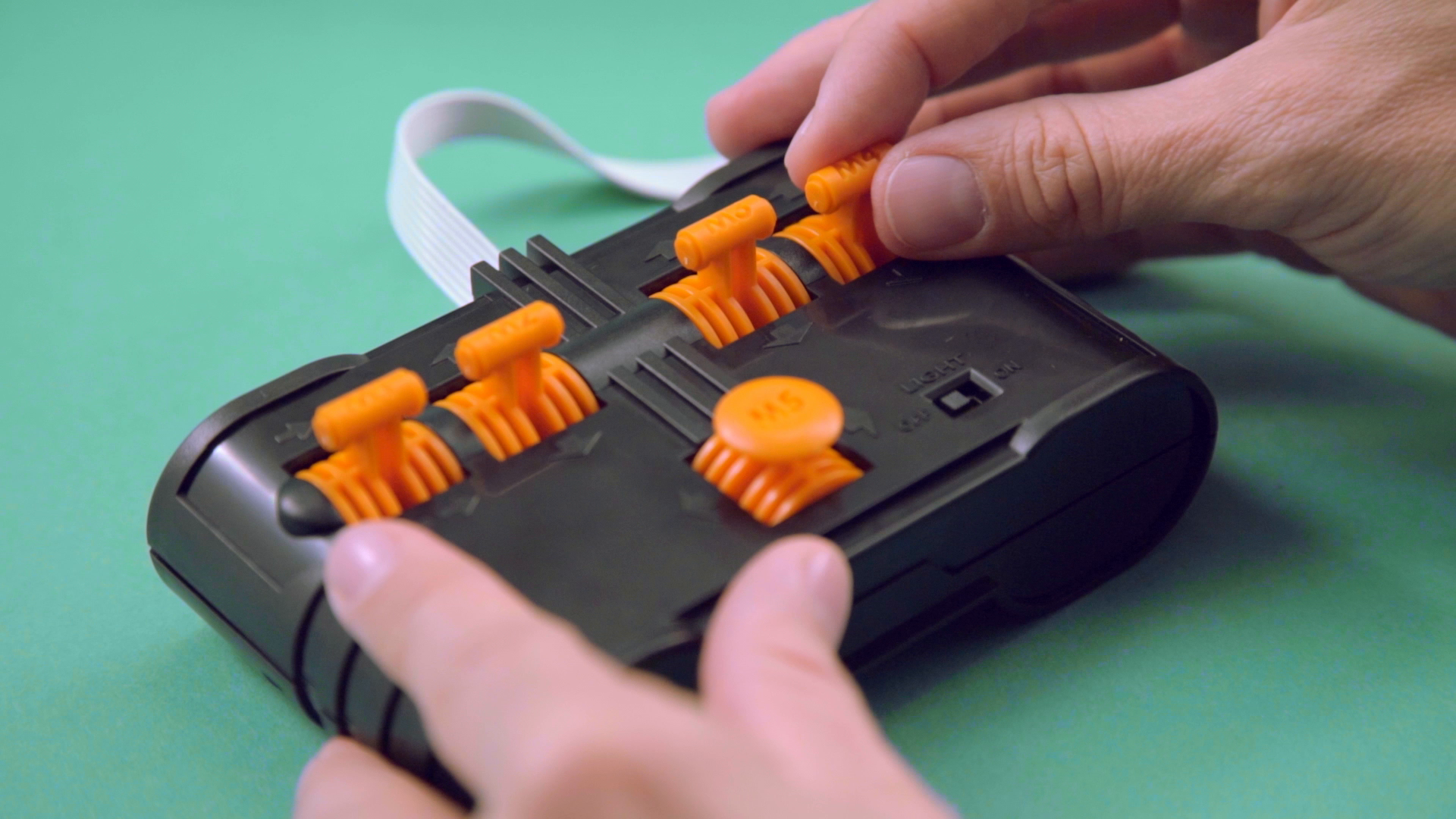 KOSMOS 620028 Roboter-Arm, Modellbausatz für deinen elektrischen Roboterarm, mit 5 Motoren und Steuereinheit, Einführung in die Welt der Robotik, Experimentierkasten – Bild 8