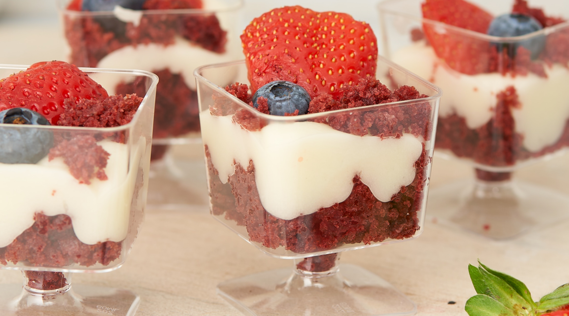 LDHHYH Confezione da 100 bicchieri in plastica per parfait da 340 ml, con coperchio a cupola e inserti, contenitori trasparenti riutilizzabili per yogurt e parfait con forbici, a prova di perdite, per